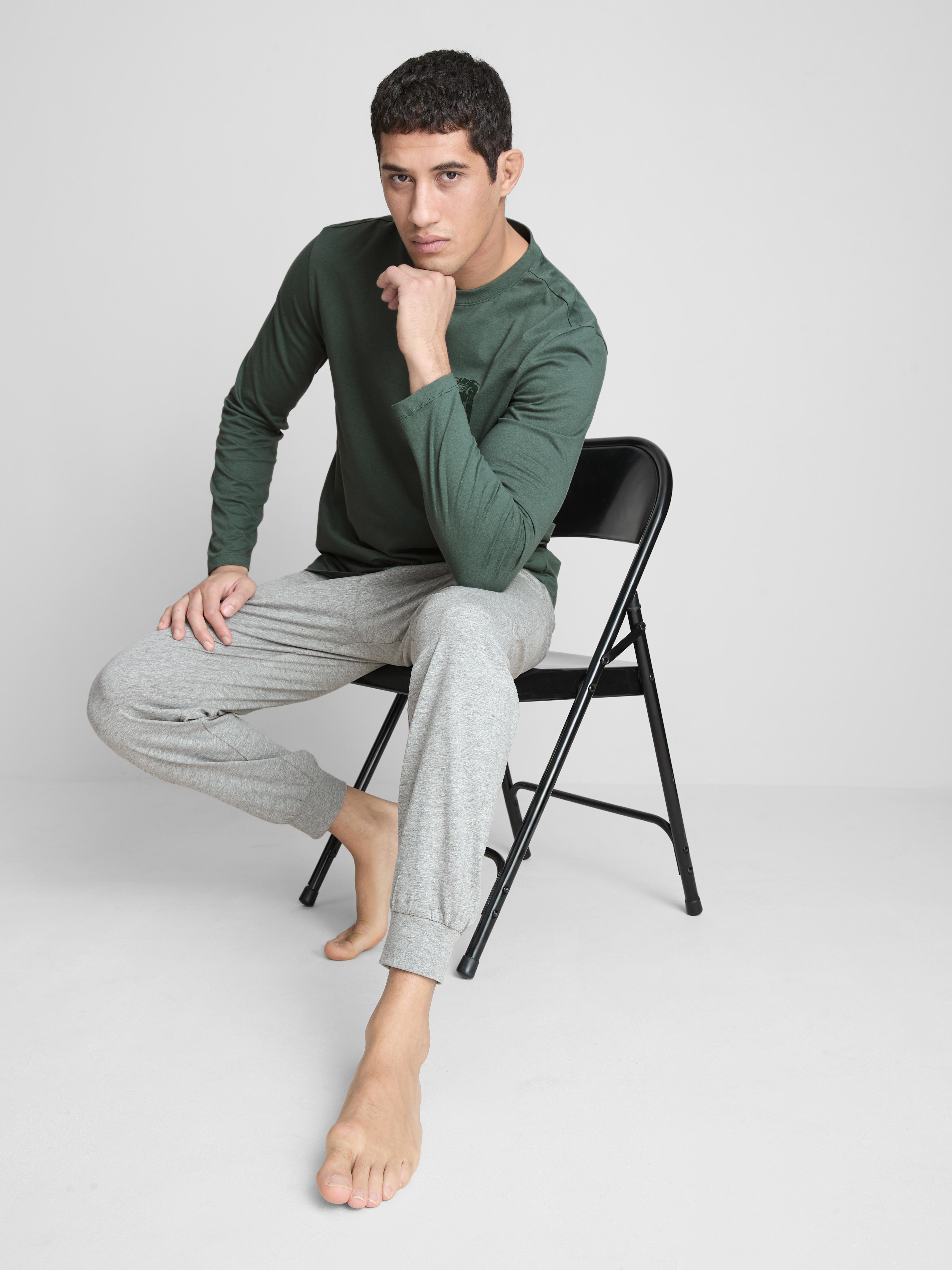 Langer Schlafanzug mit Café Society-Print