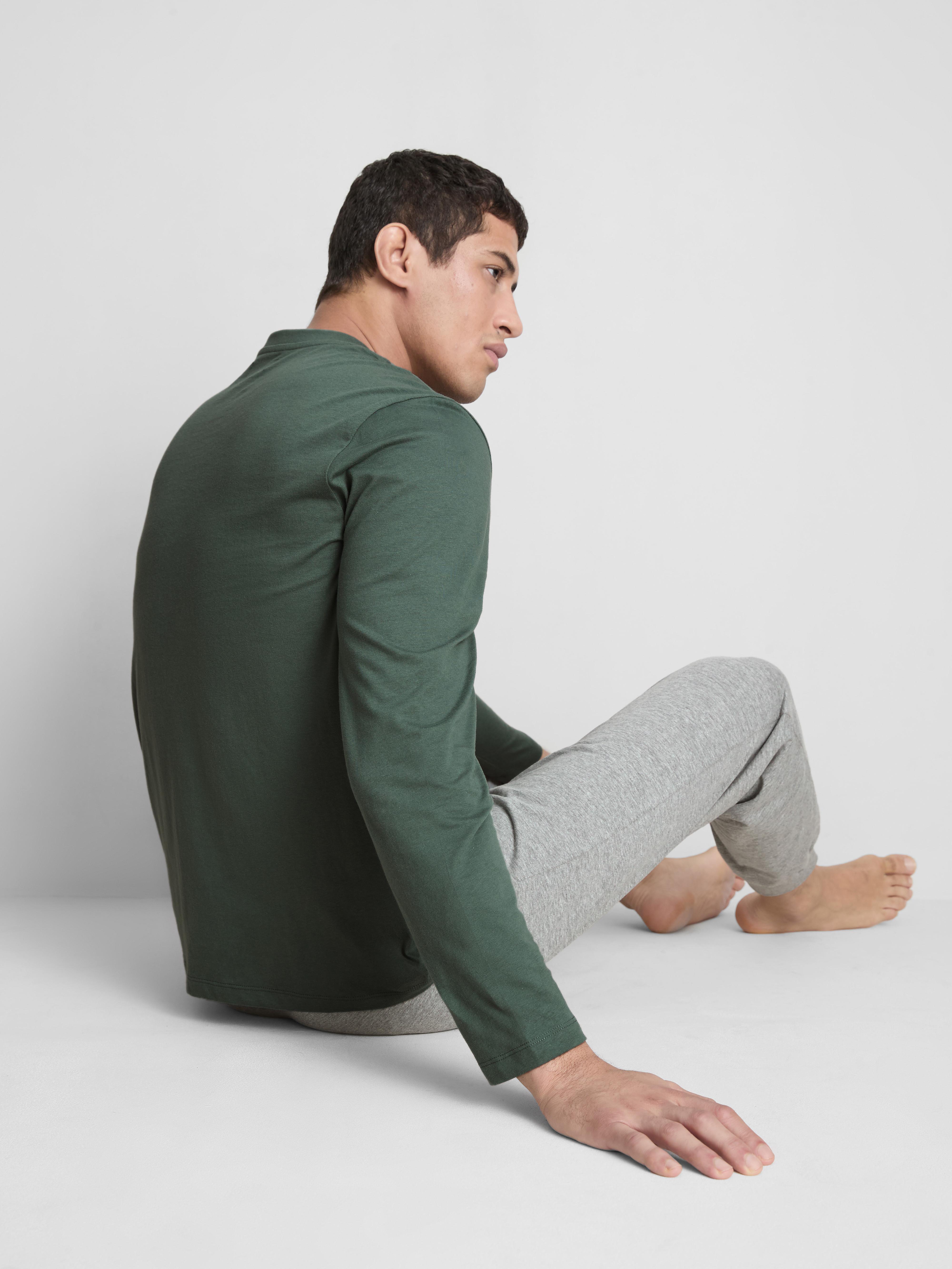 Langer Schlafanzug mit Café Society-Print