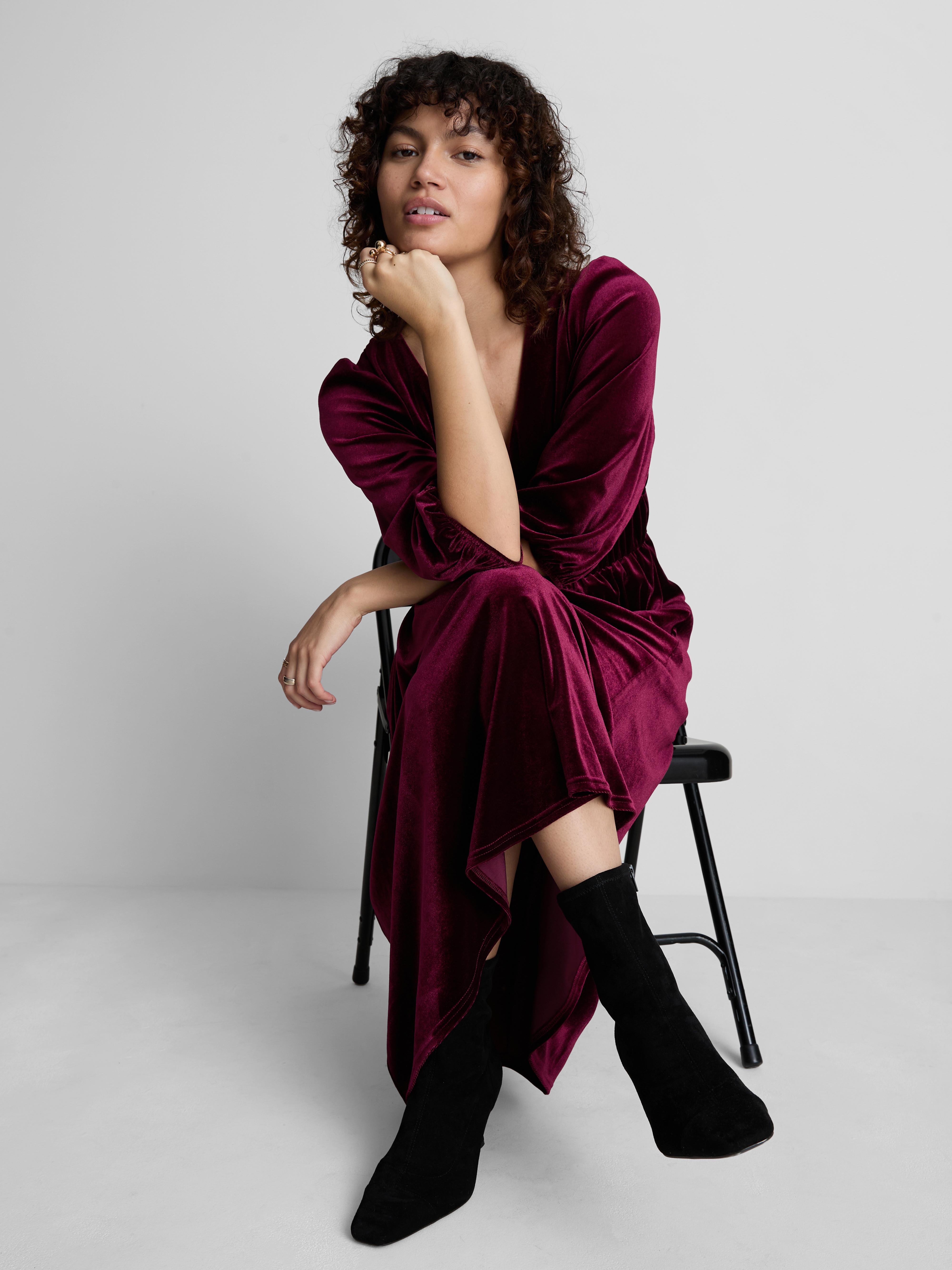 Robe mi-longue en velours à col en V