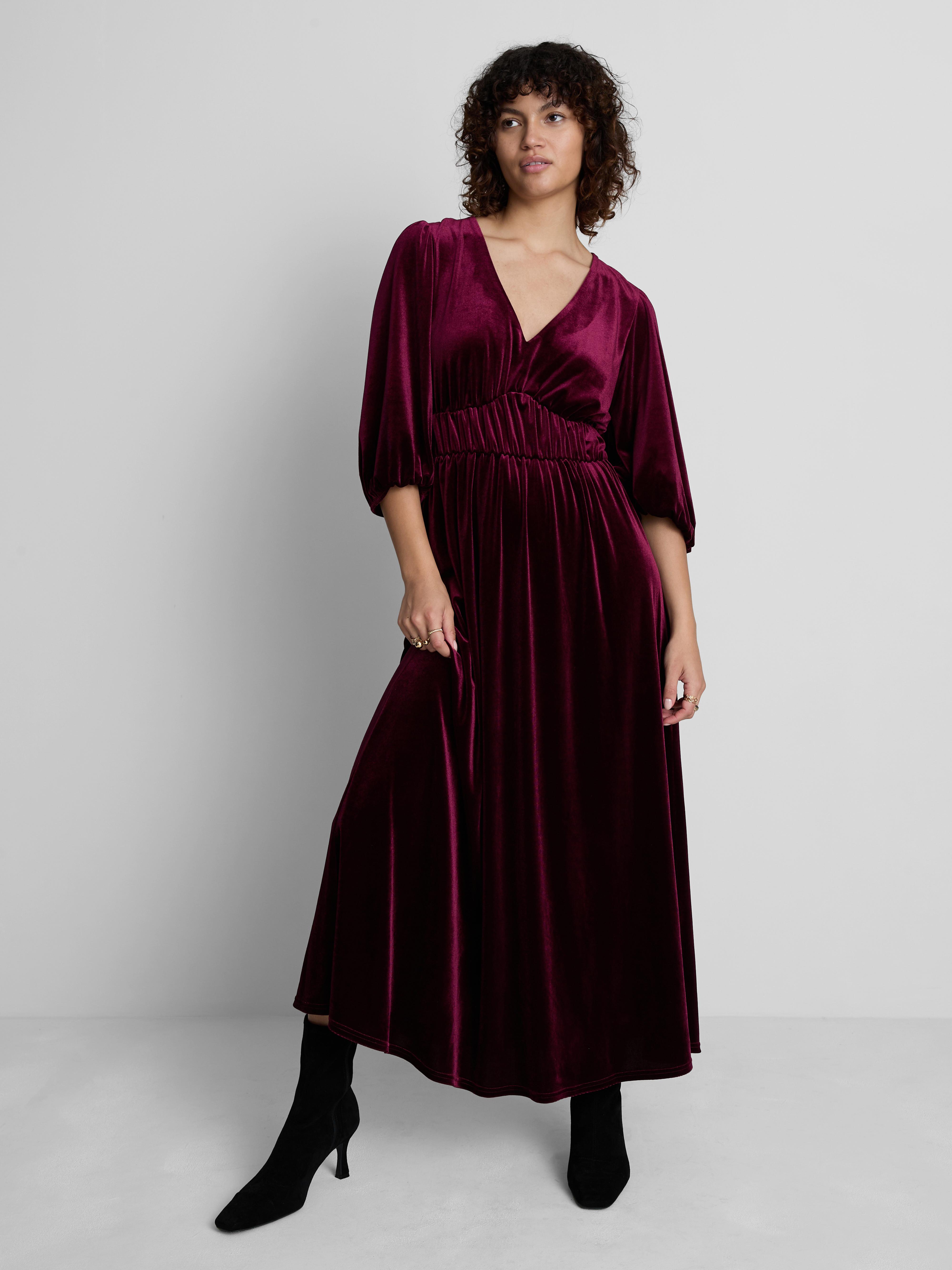 Robe mi-longue en velours à col en V