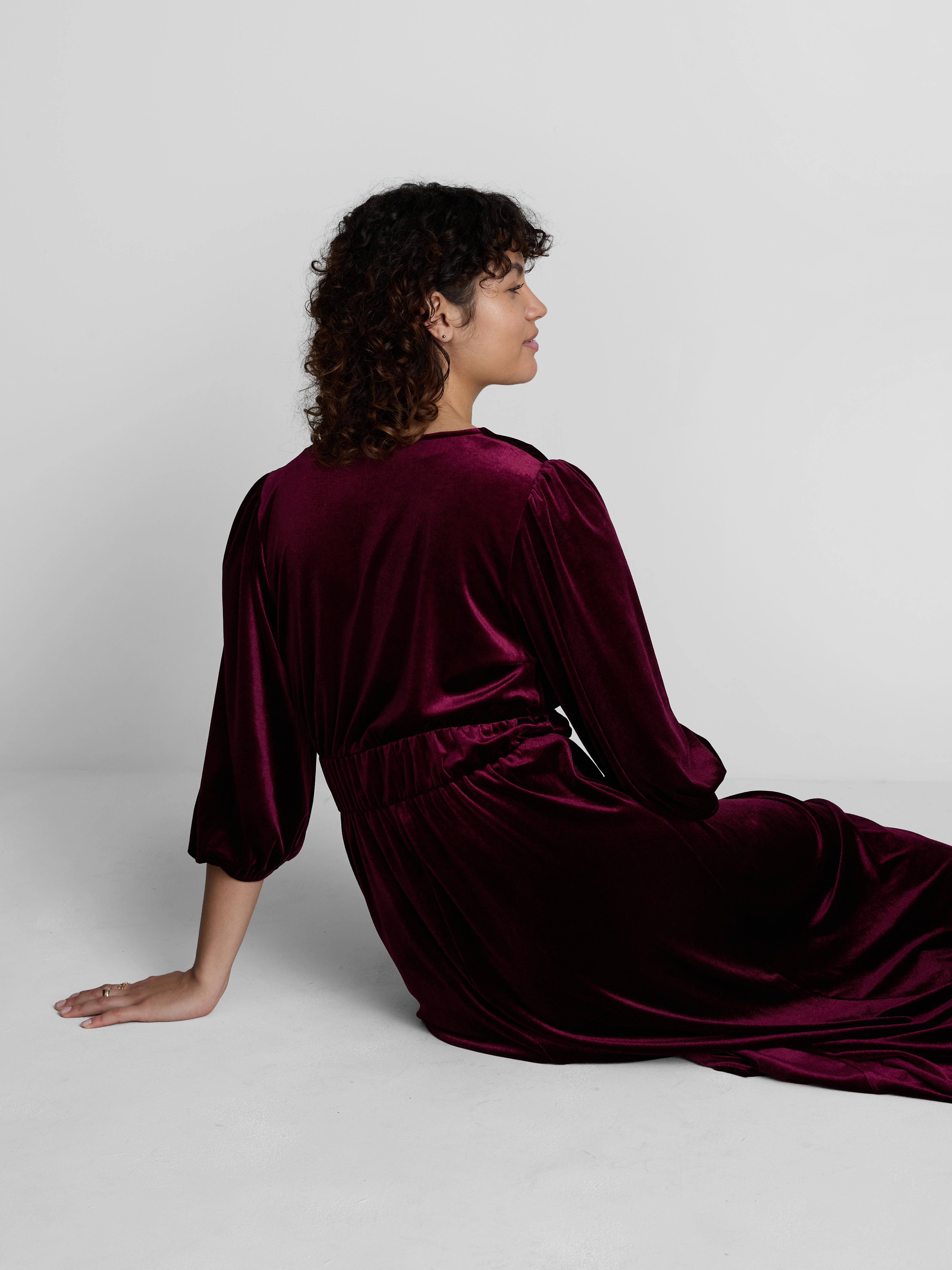 Robe mi-longue en velours à col en V