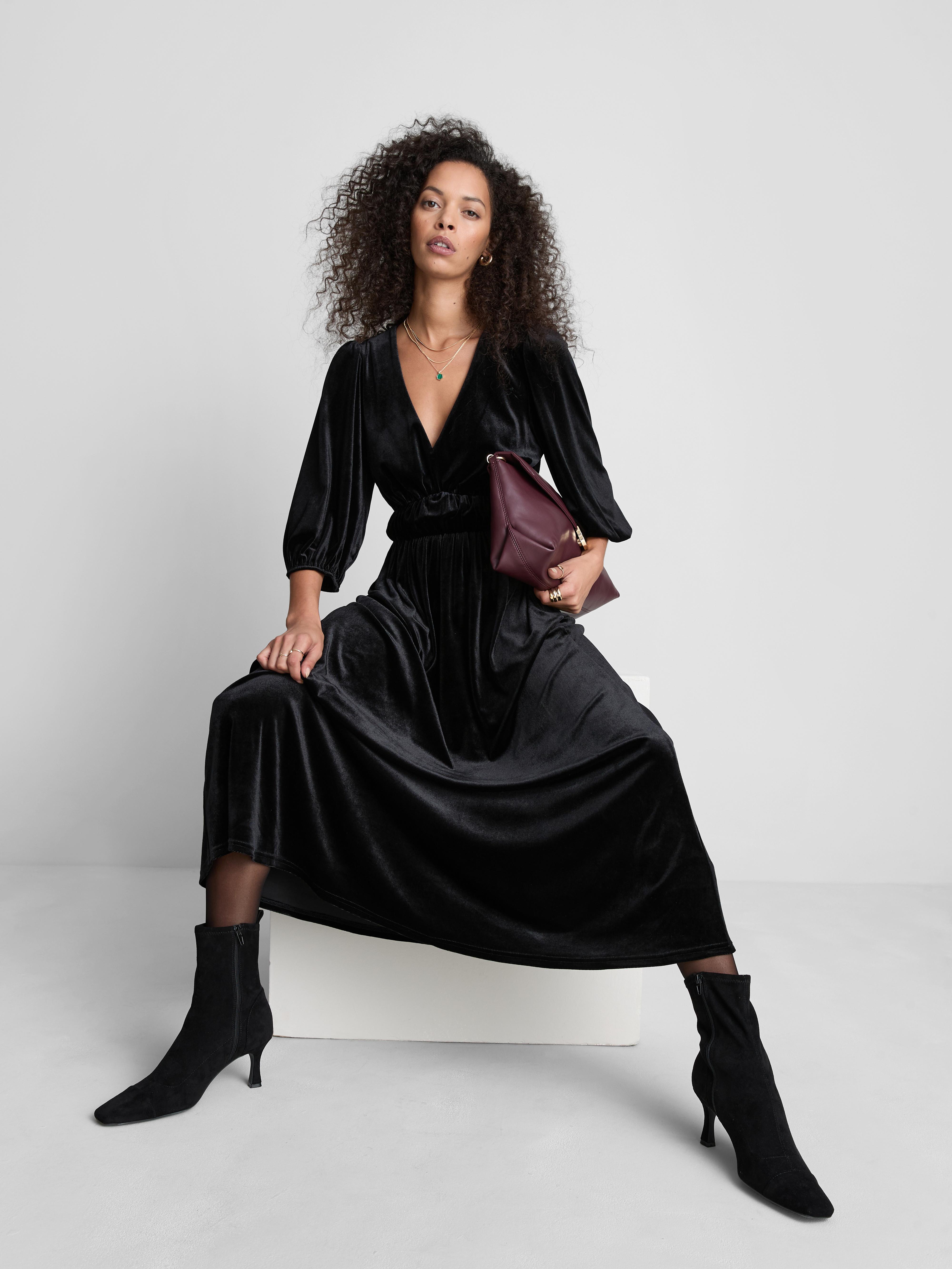 Robe mi-longue en velours à col en V