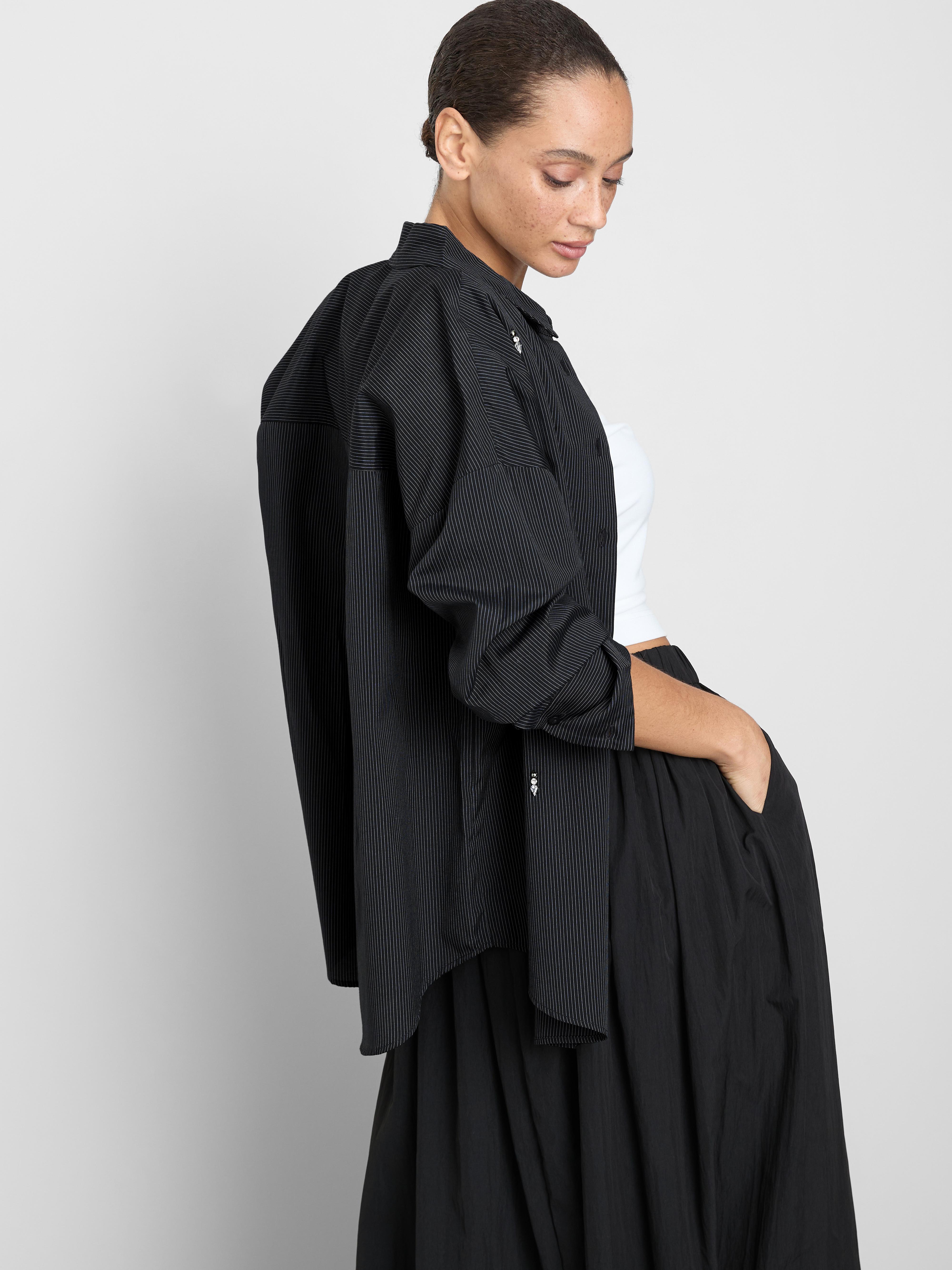 Camisa adornada con perlas sintéticas