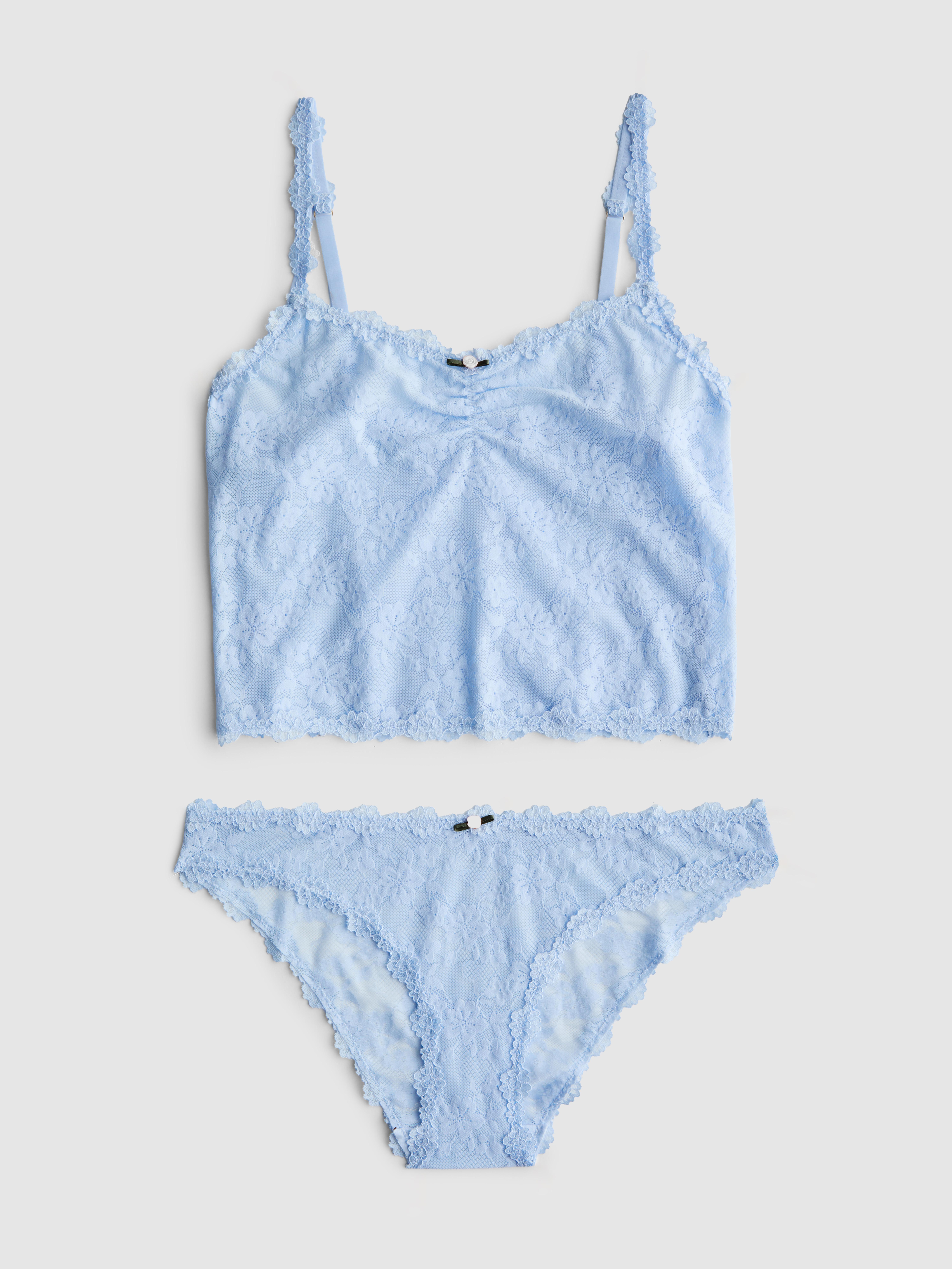 Camiseta de tirantes y braguitas con encaje