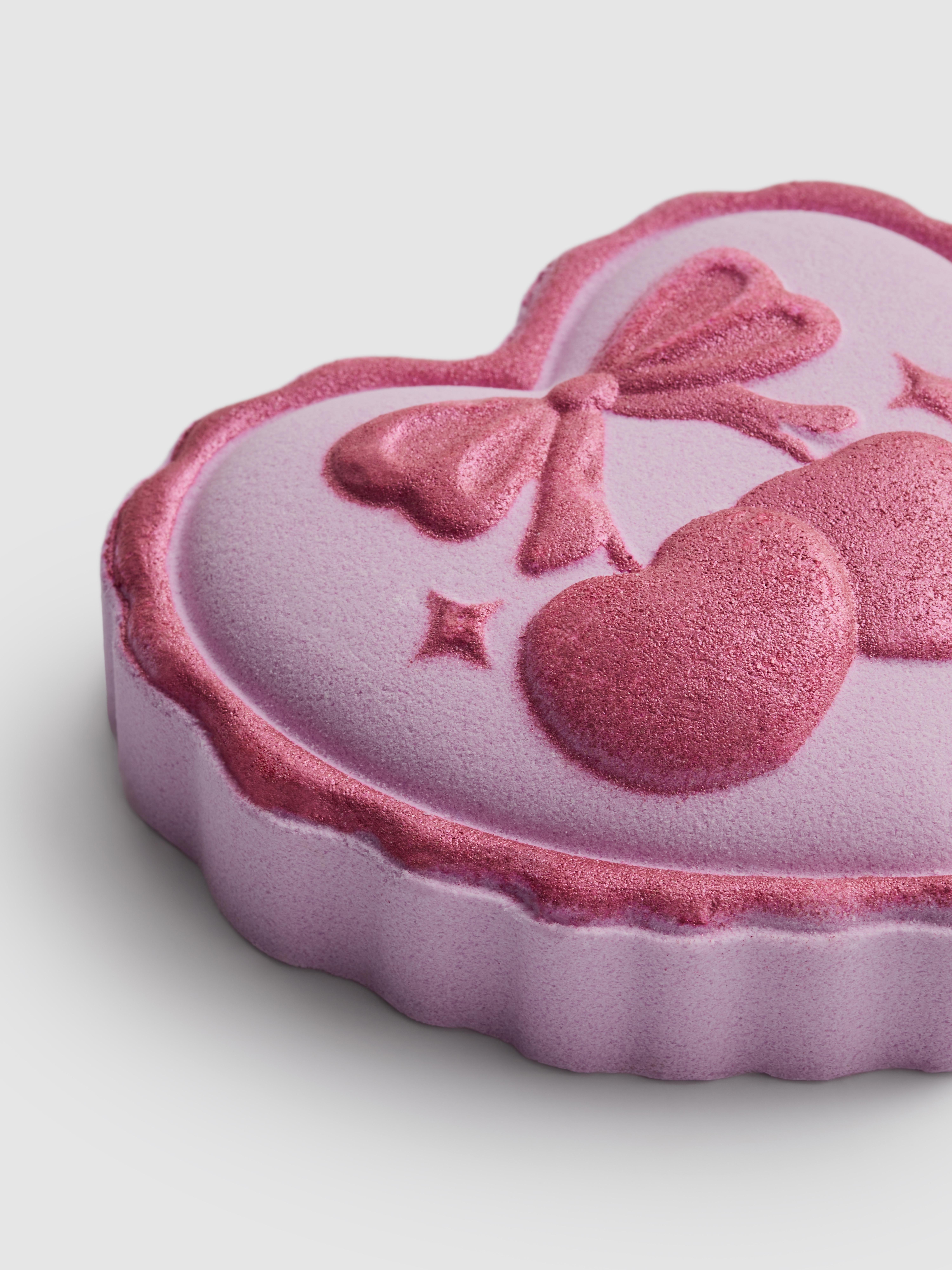 Šumivá bomba do koupele ve tvaru srdíčka s třešněmi