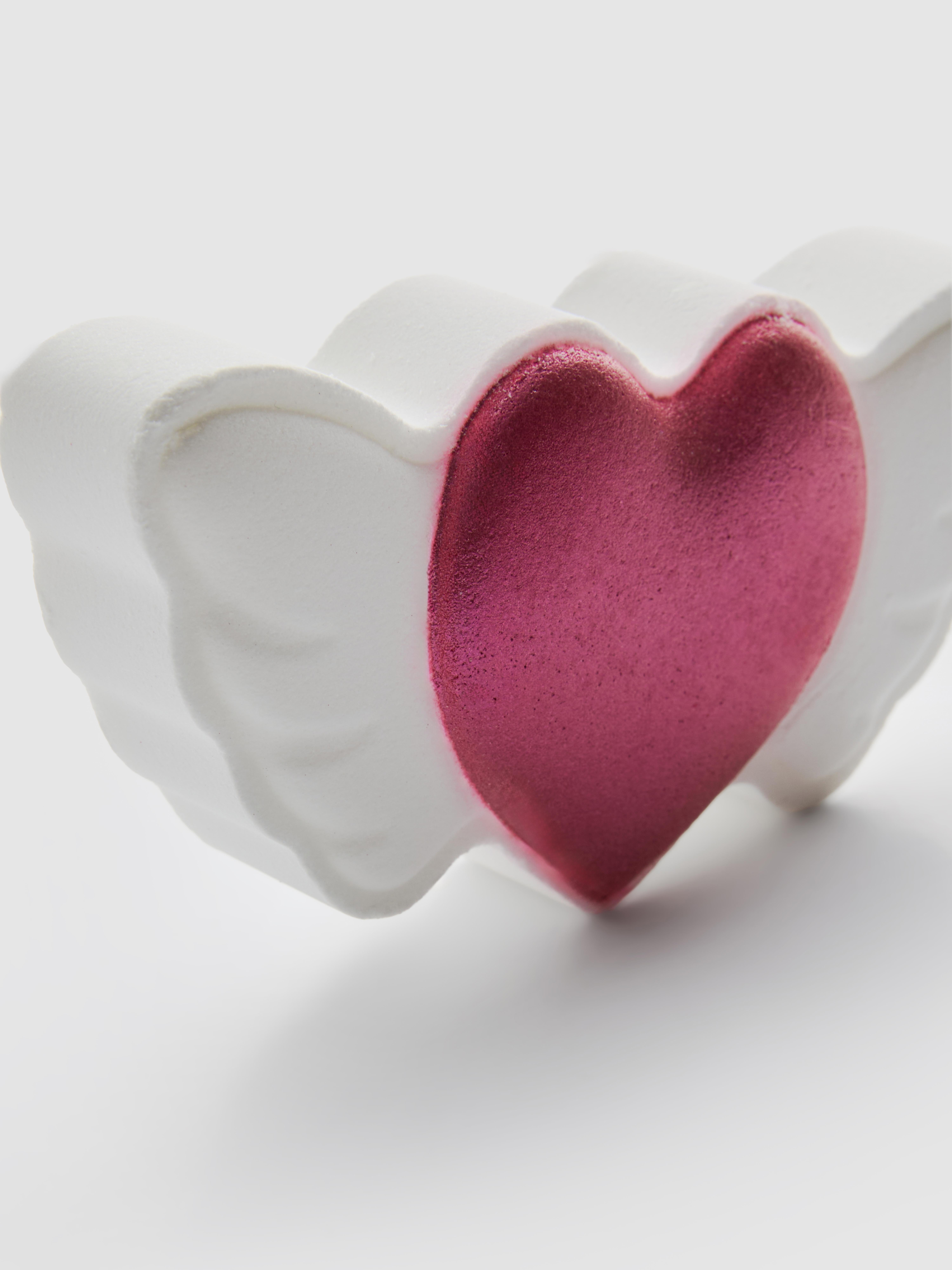 Badebombe in Form eines fliegenden Herzens