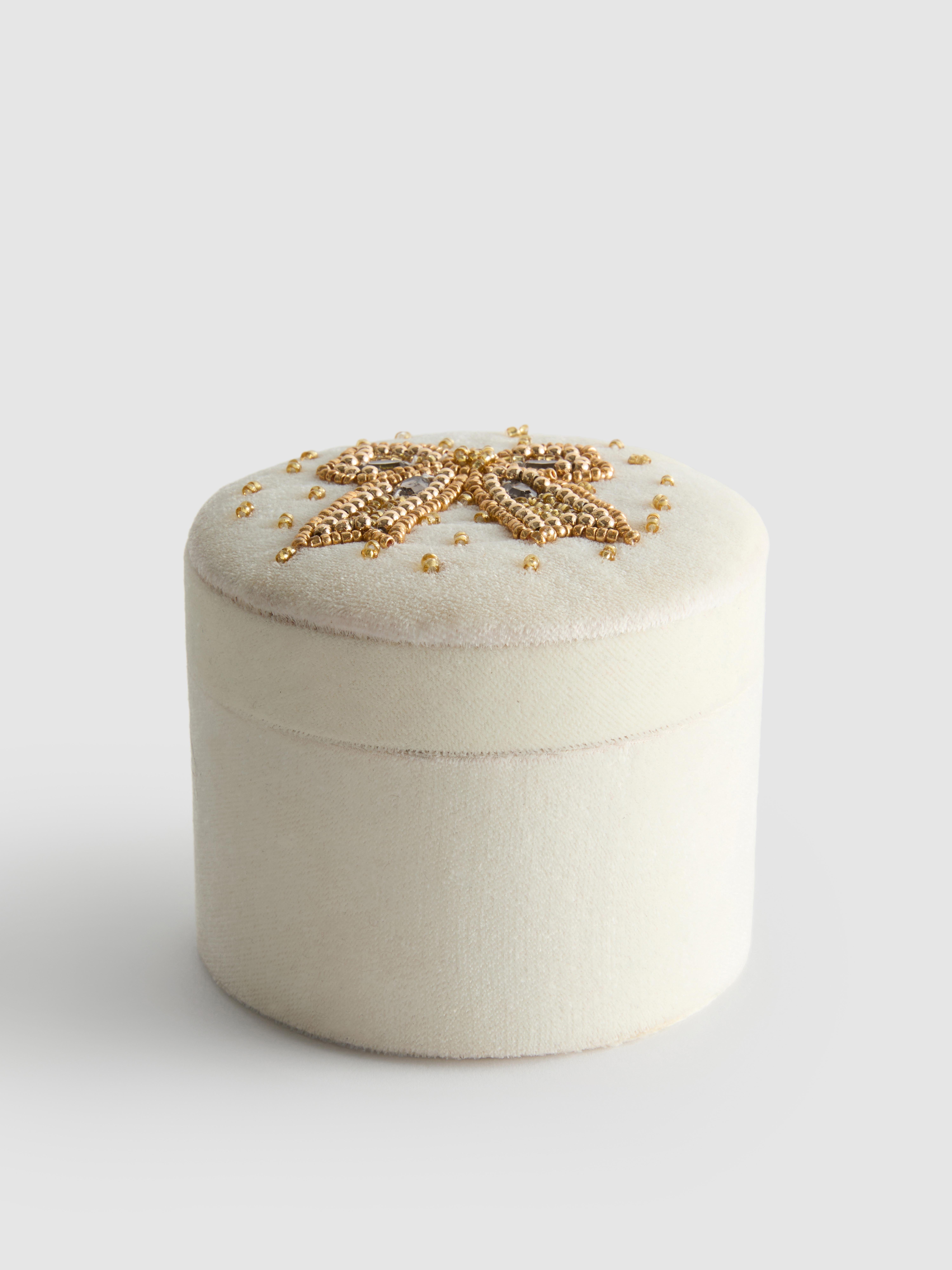 Met kralen bestikte snuisterijdoos met strik