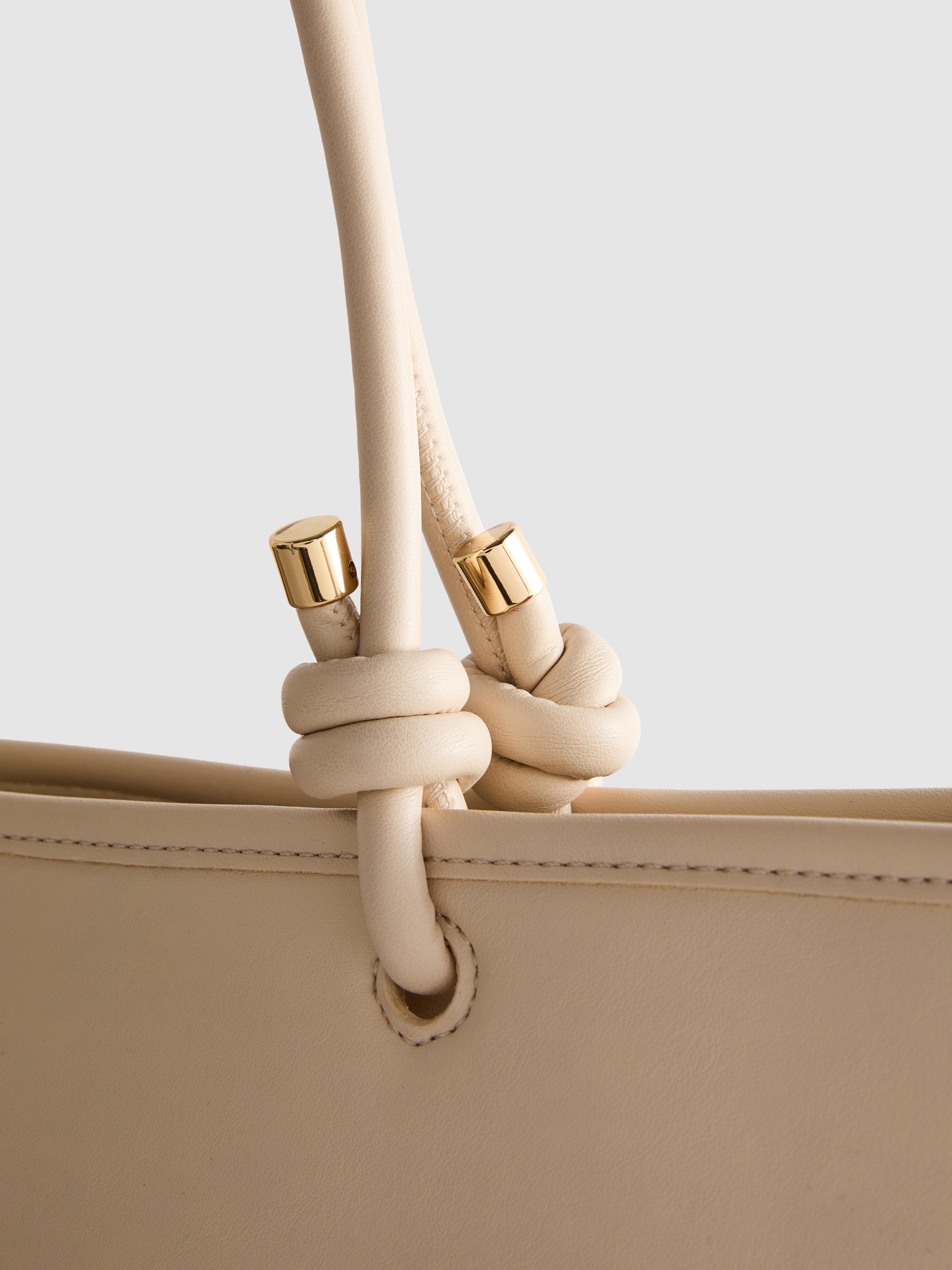 Torbica z ročajem z vozli