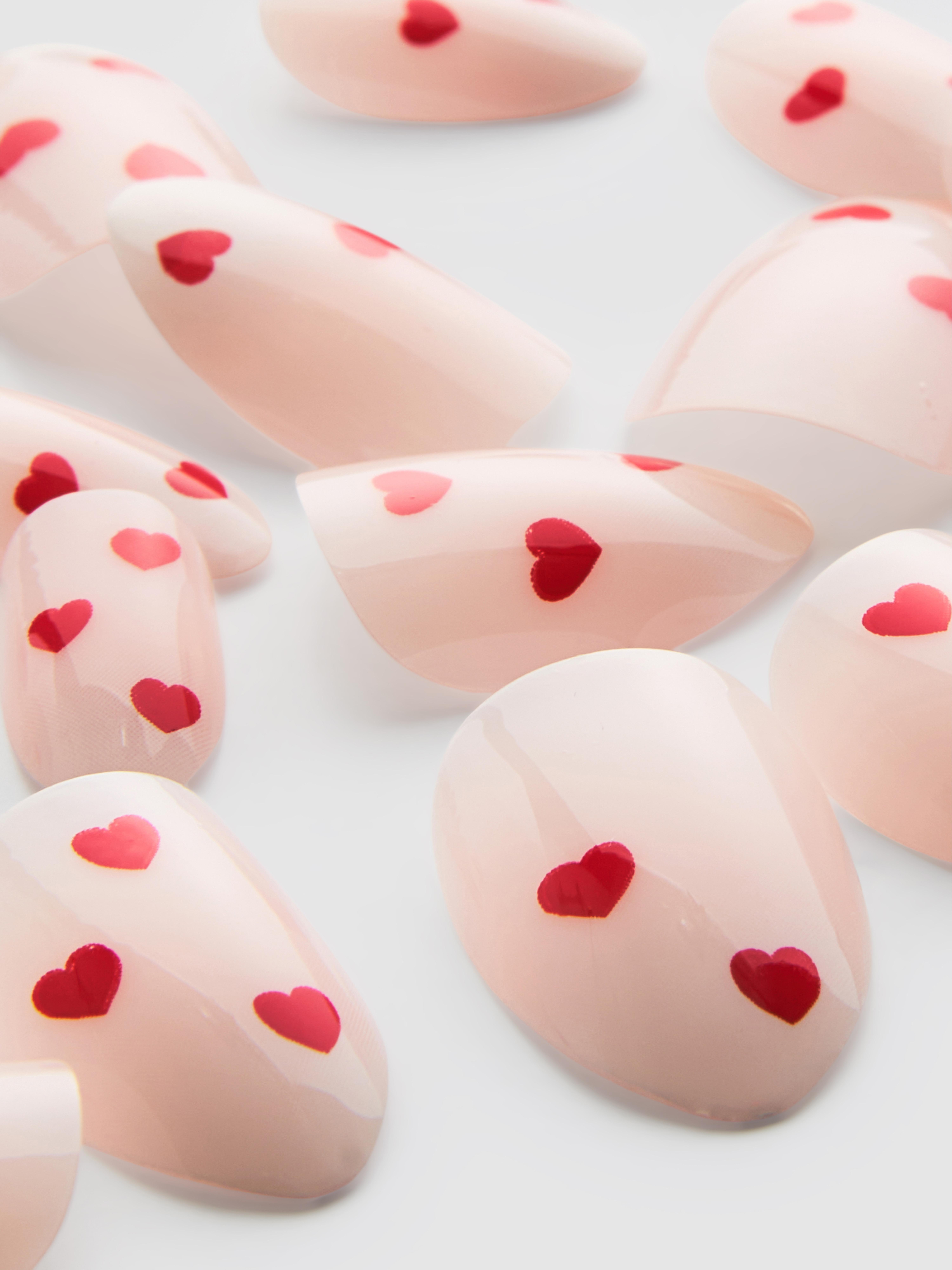 PS... Glänzende Kunstnägel mit Herz-Print