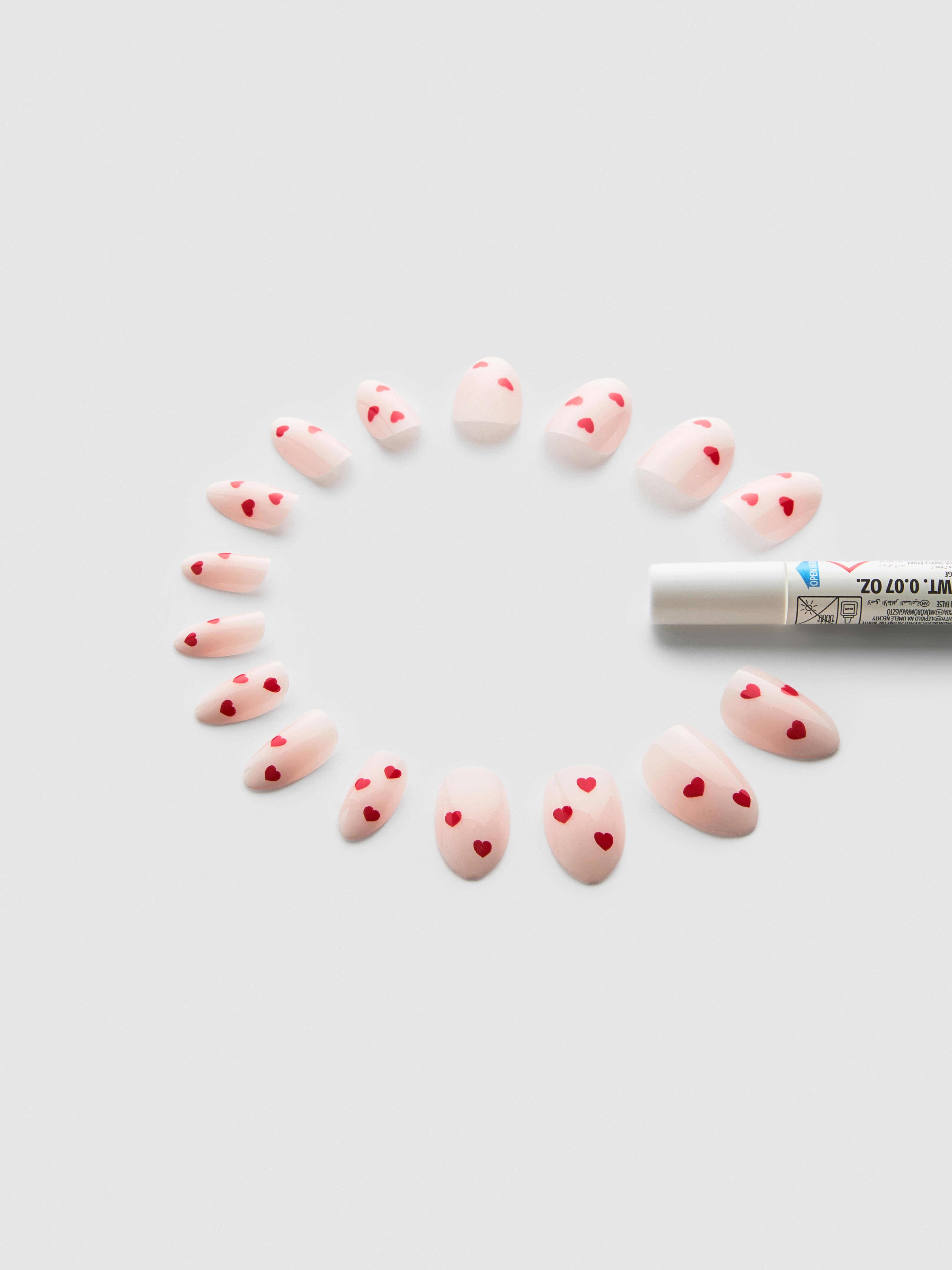 PS... Glänzende Kunstnägel mit Herz-Print