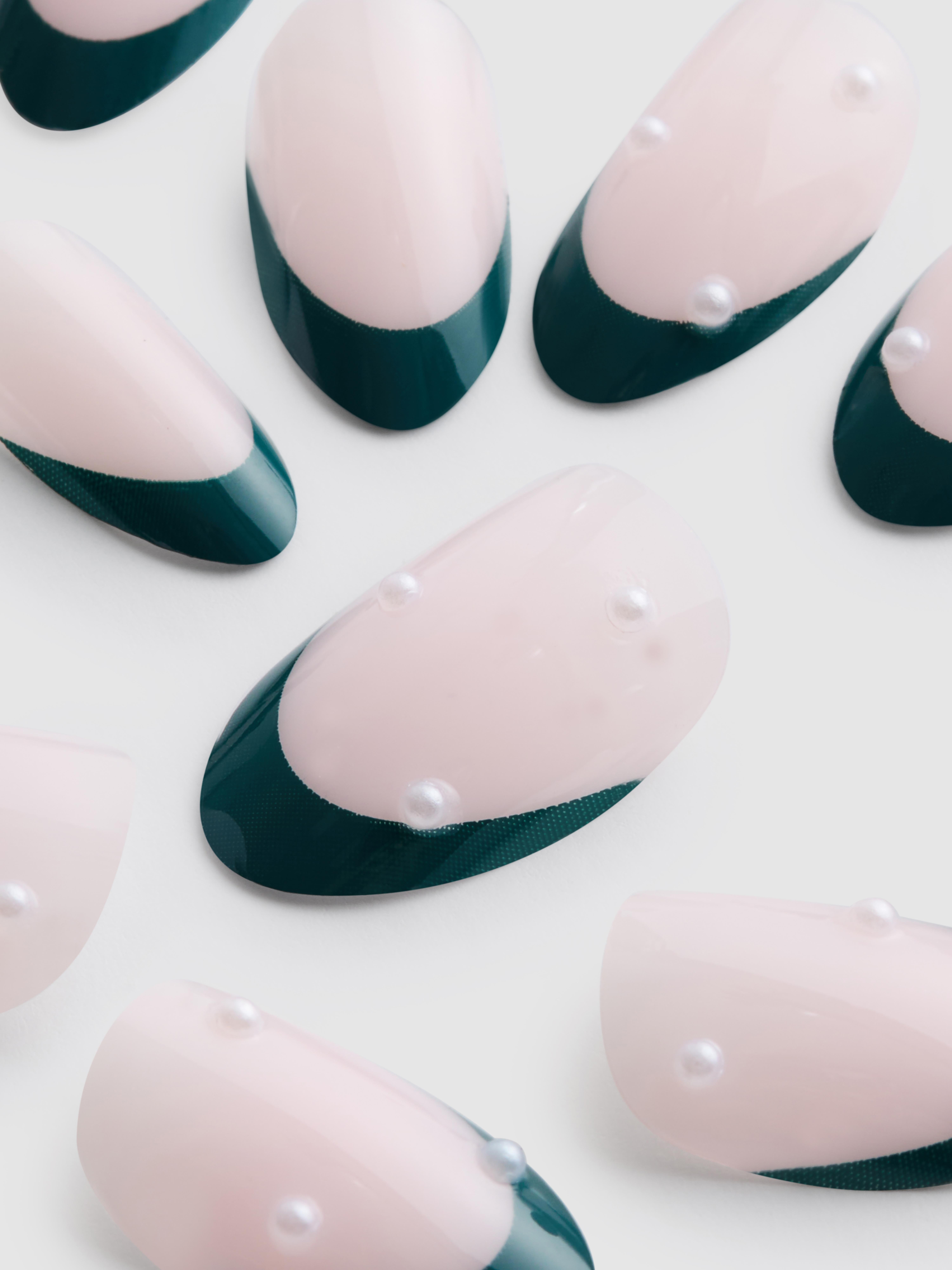 Umetni mandljasti nohti z umetnimi biseri PS...