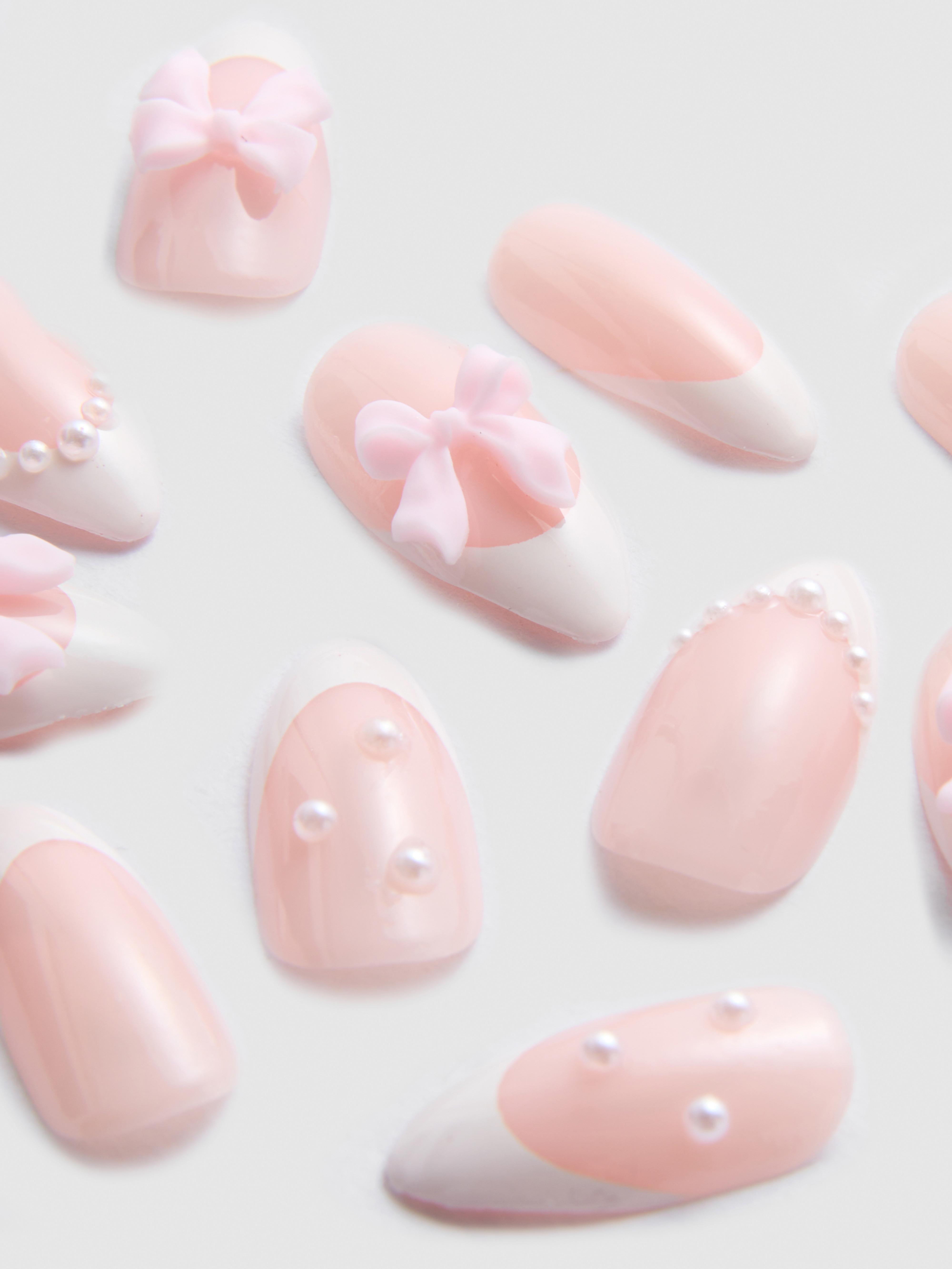 PS… Spitze, glänzende Kunstnägel mit French-Tips