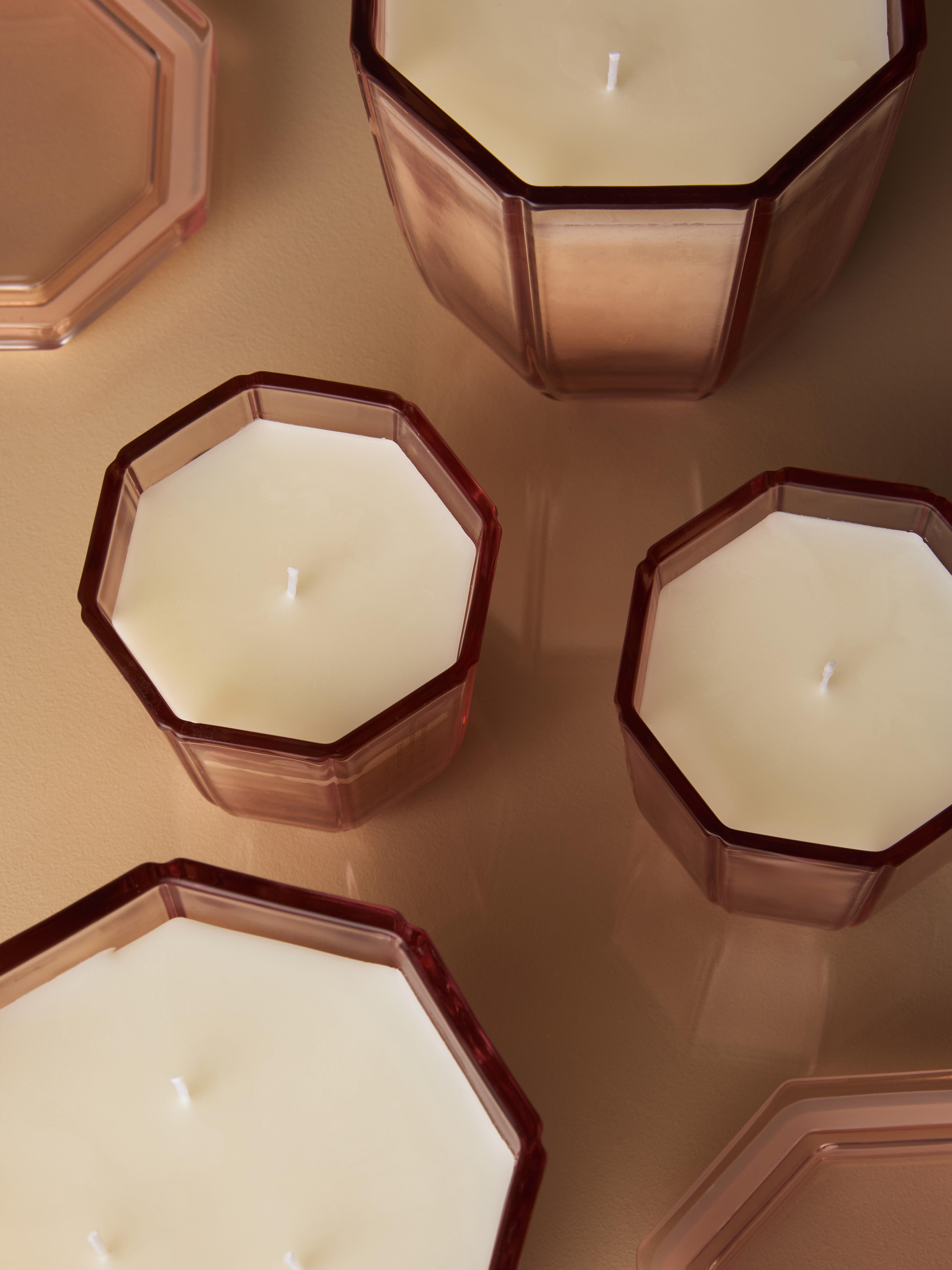 Bougie parfumée dans un récipient hexagonal à couvercle