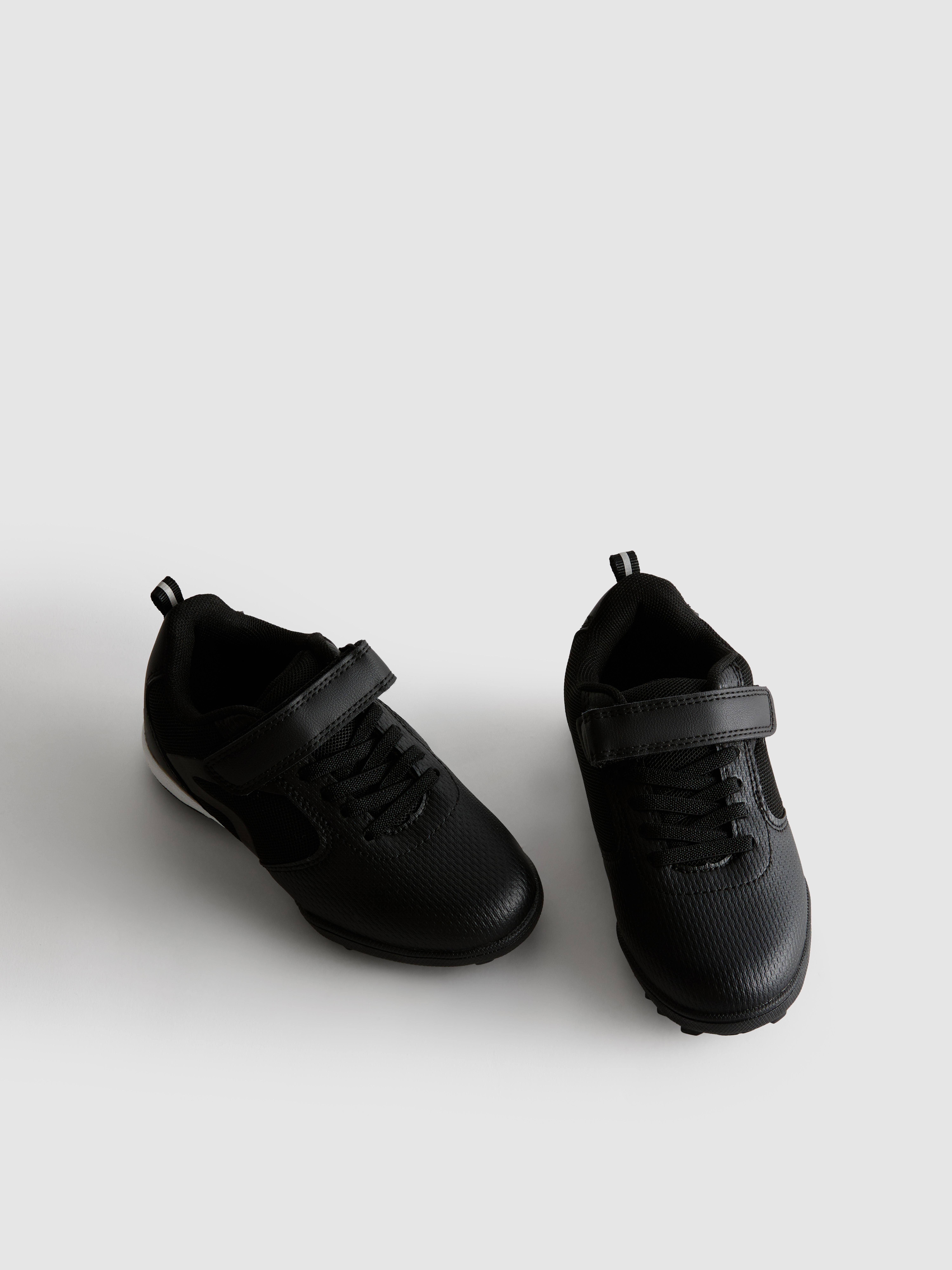 Boys Black Low-Top Soccer Shoes
