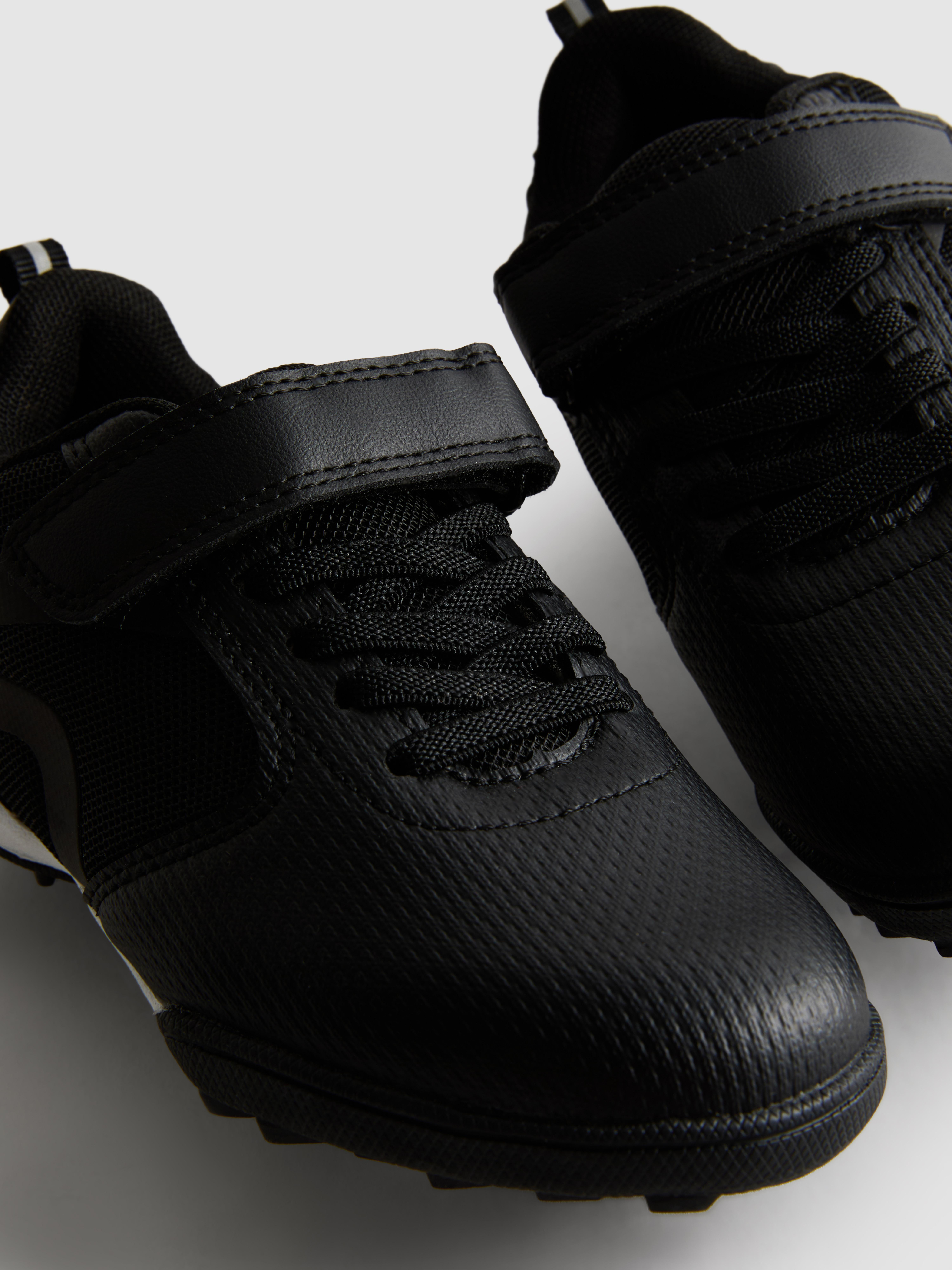 Boys Black Low-Top Soccer Shoes