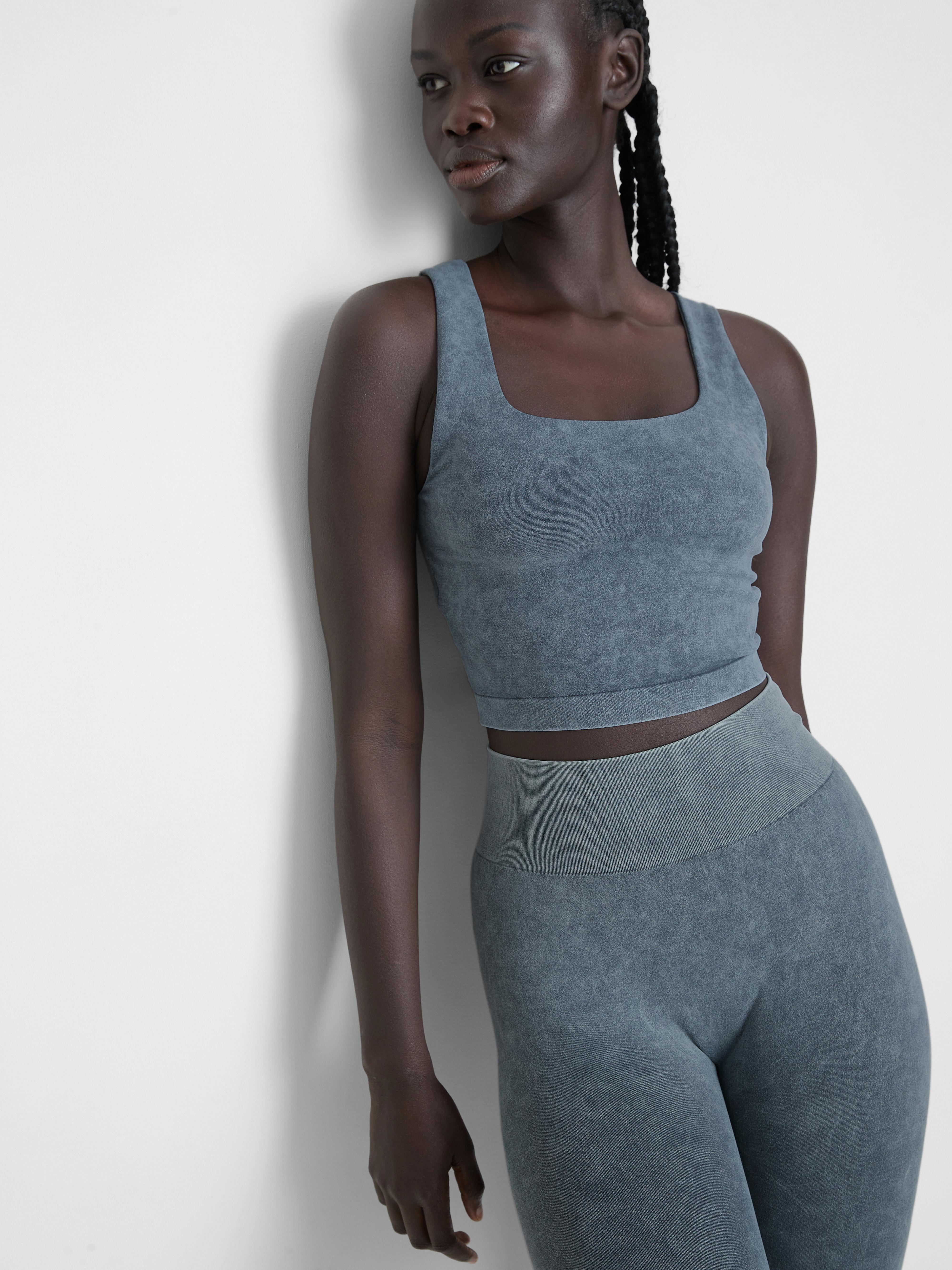 Haut court de sport délavé à l'acide sans coutures