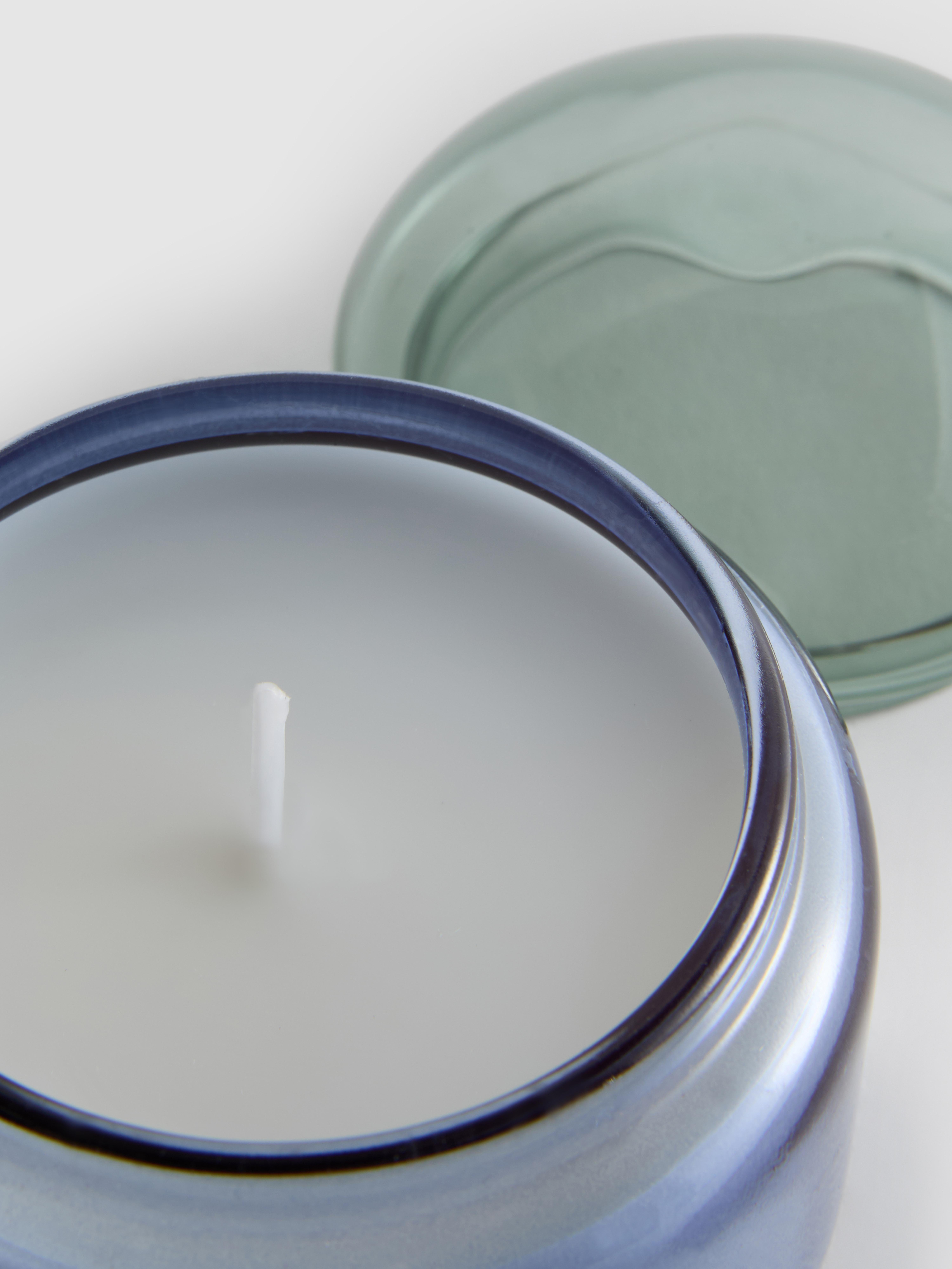 Świeca zapachowa w pojemniku z wypukłą pokrywką