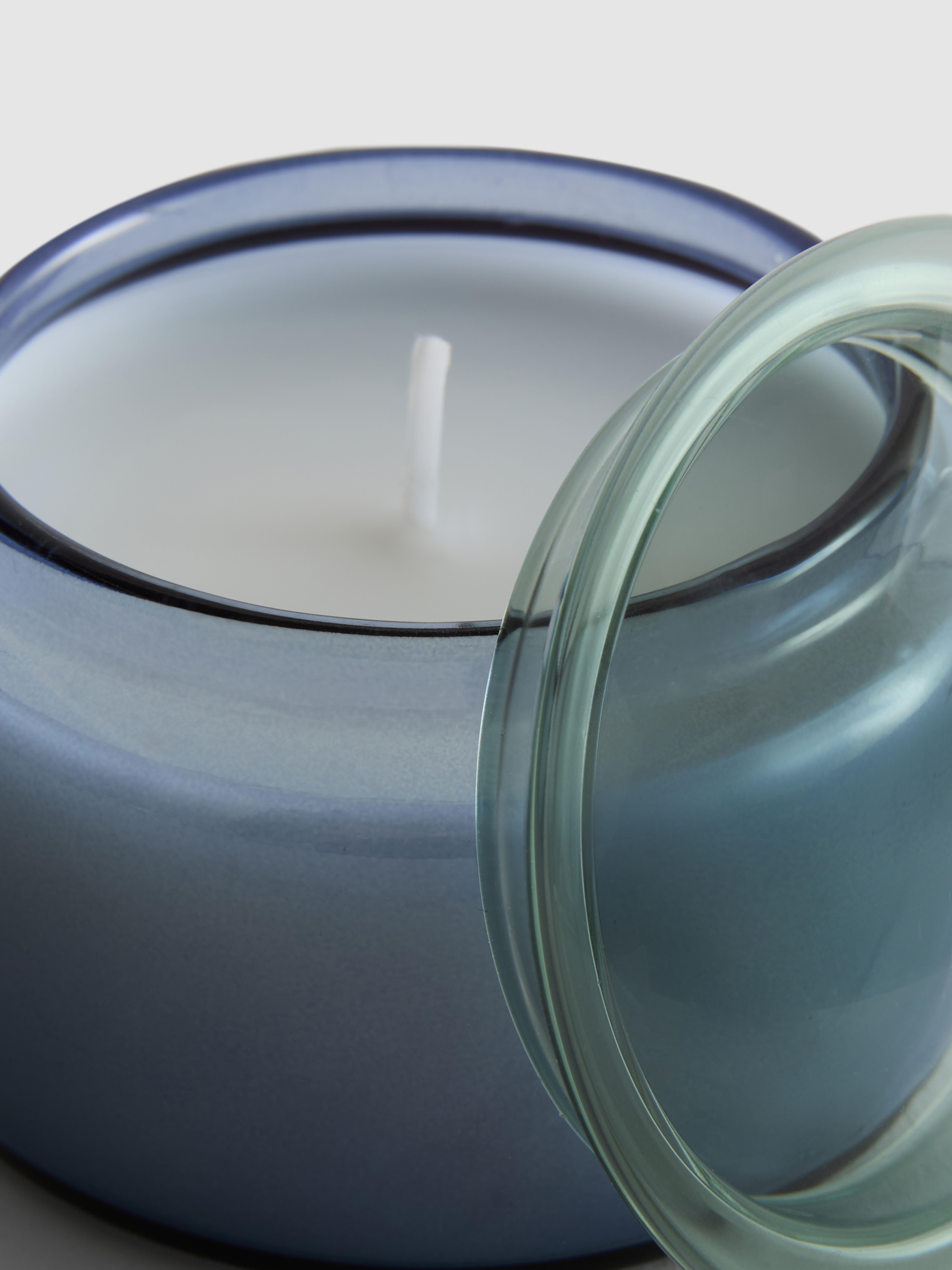 Świeca zapachowa w pojemniku z wypukłą pokrywką