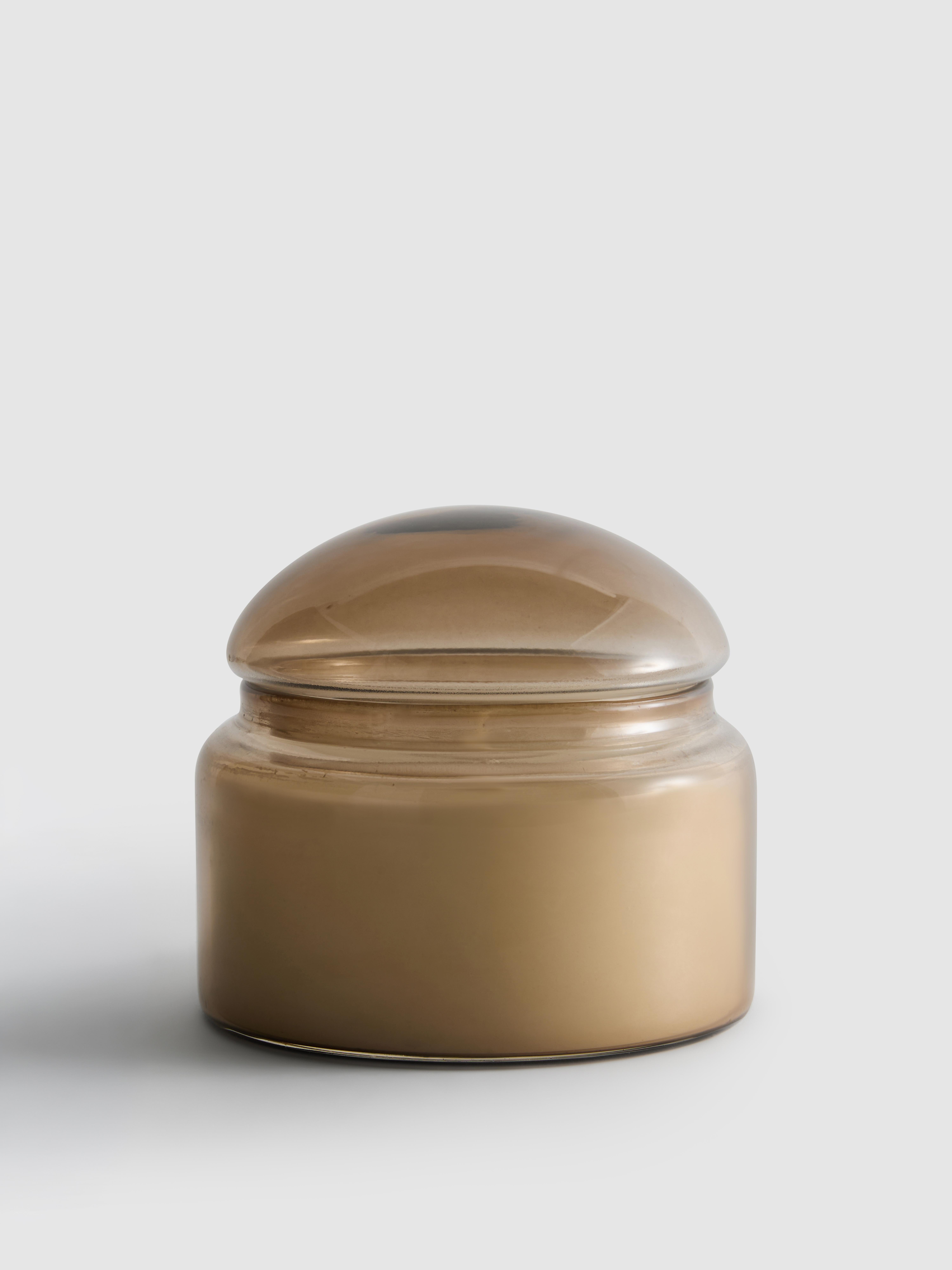 Lumânare parfumată în recipient cu capac tip cupolă