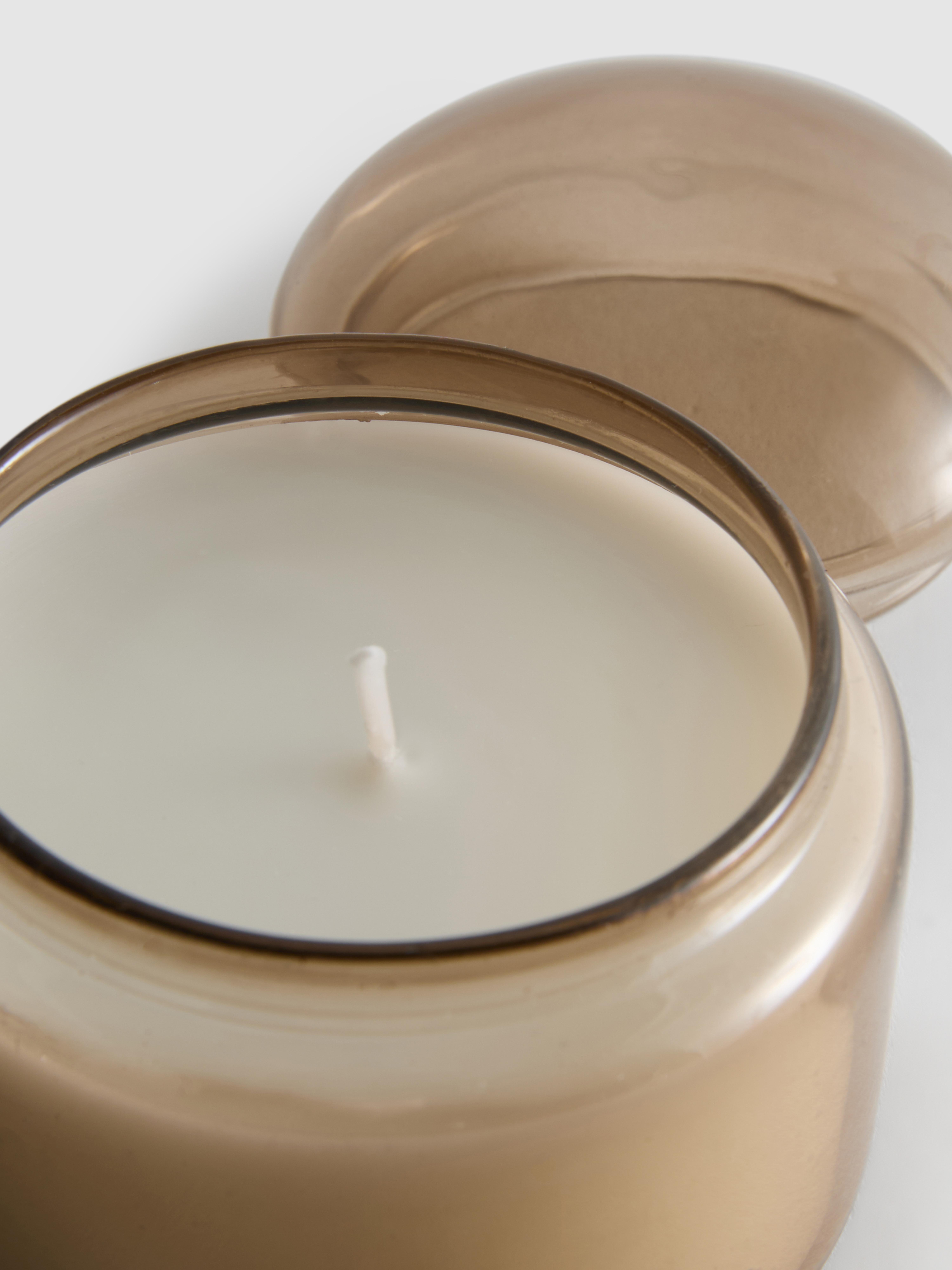 Świeca zapachowa w pojemniku z wypukłą pokrywką