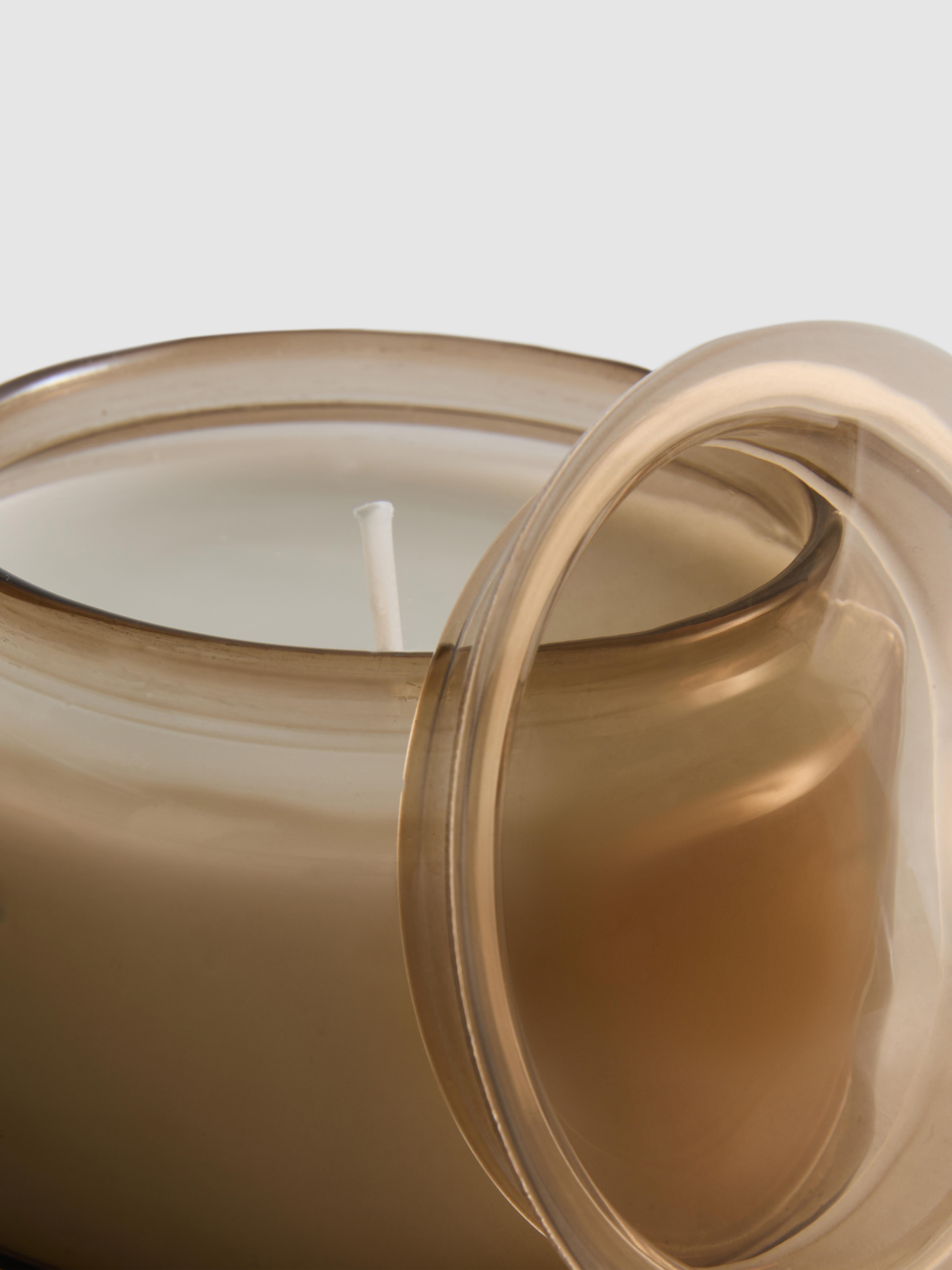 Świeca zapachowa w pojemniku z wypukłą pokrywką