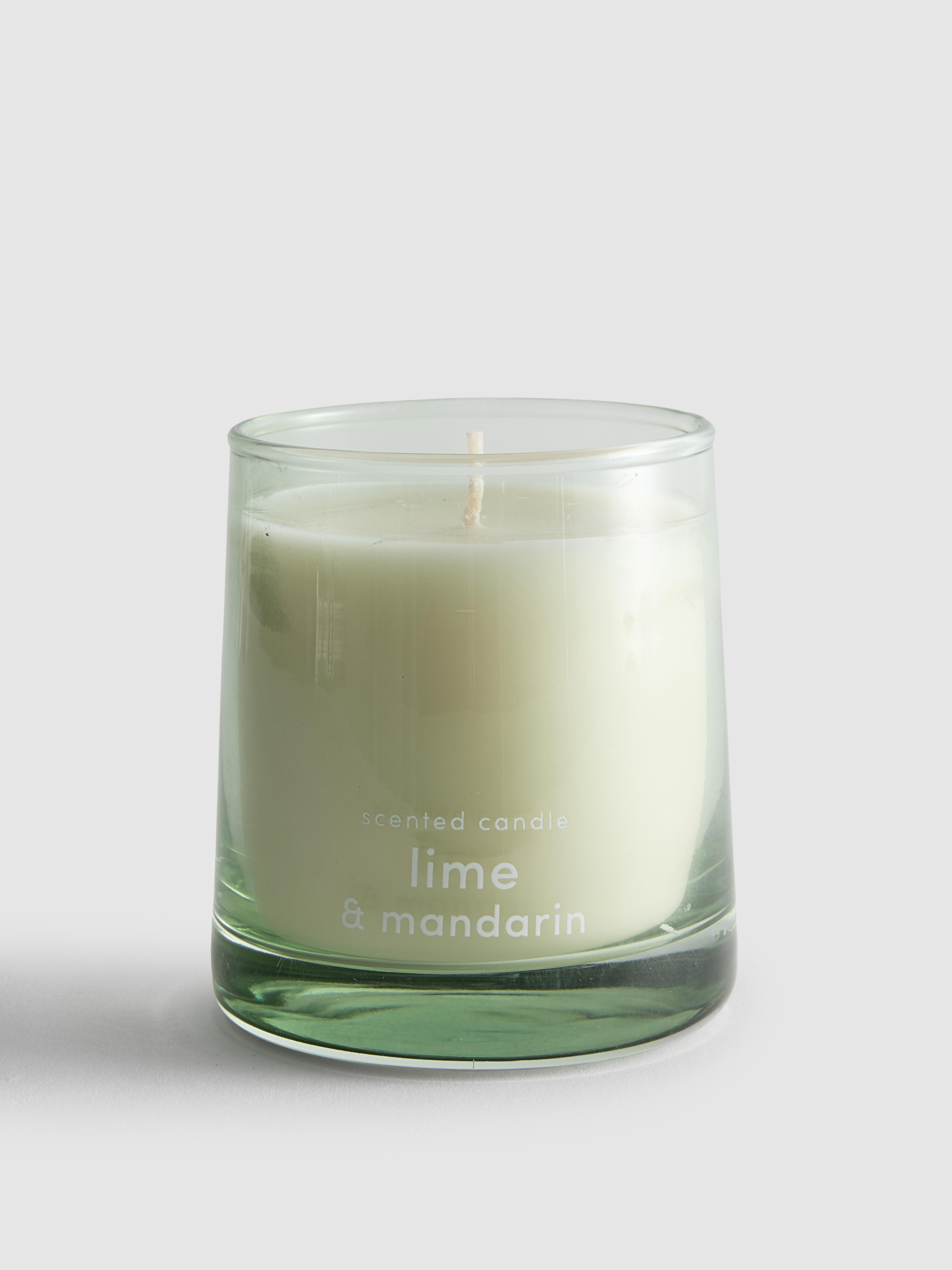 Dišeča sveča v barvnem steklenem kozarcu