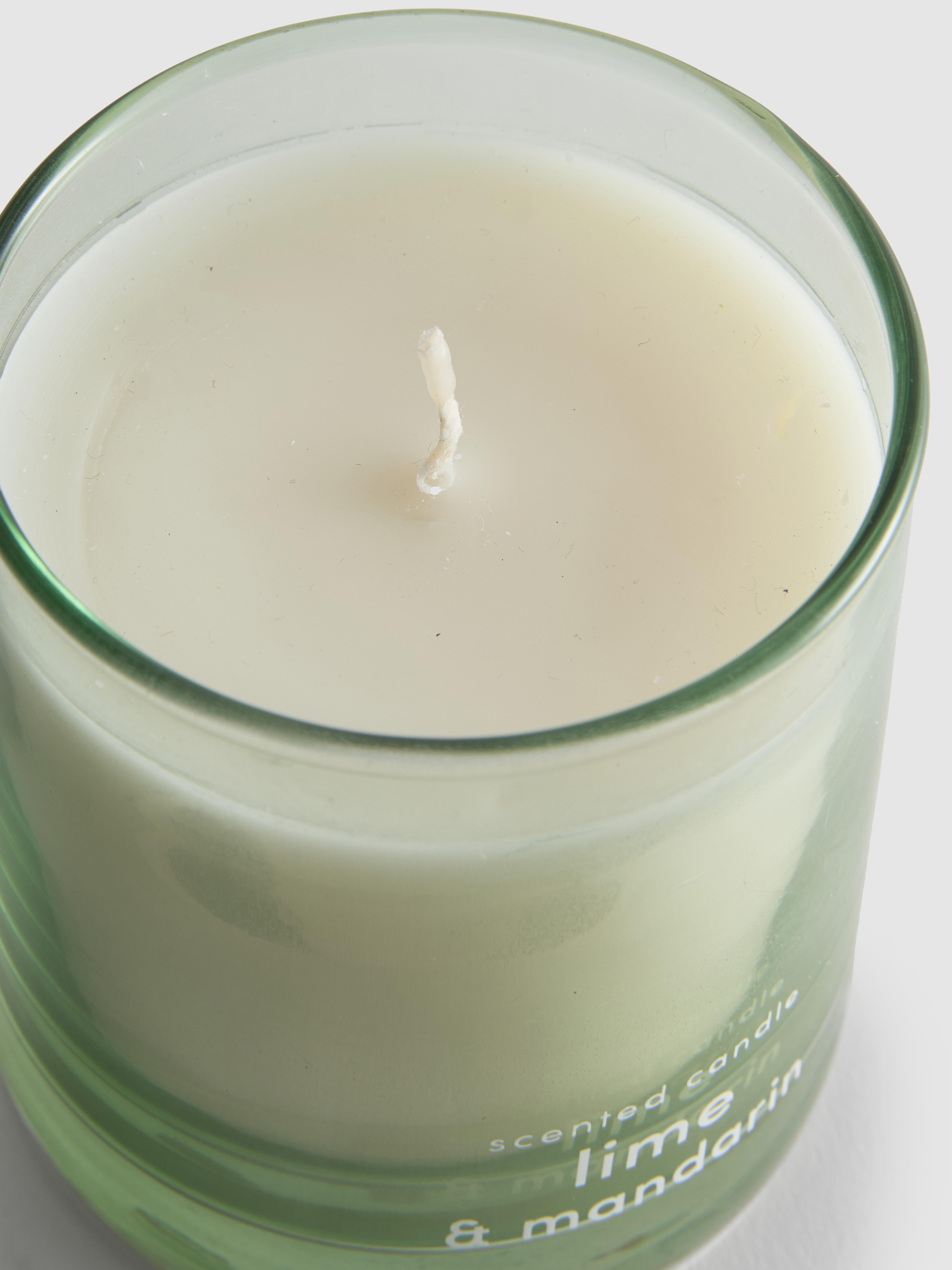 Dišeča sveča v barvnem steklenem kozarcu