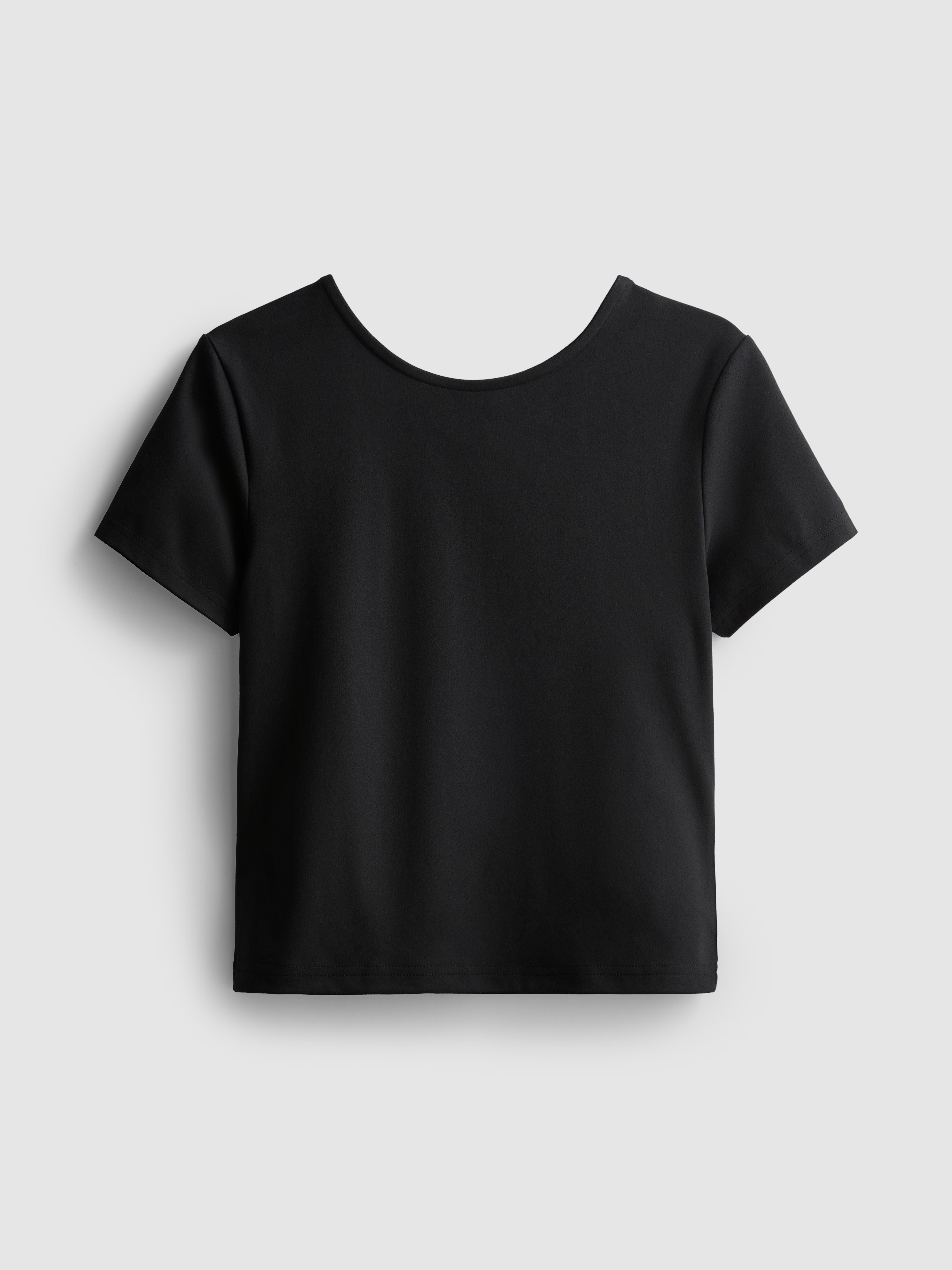 Camiseta deportiva de Rita Ora con espalda abierta