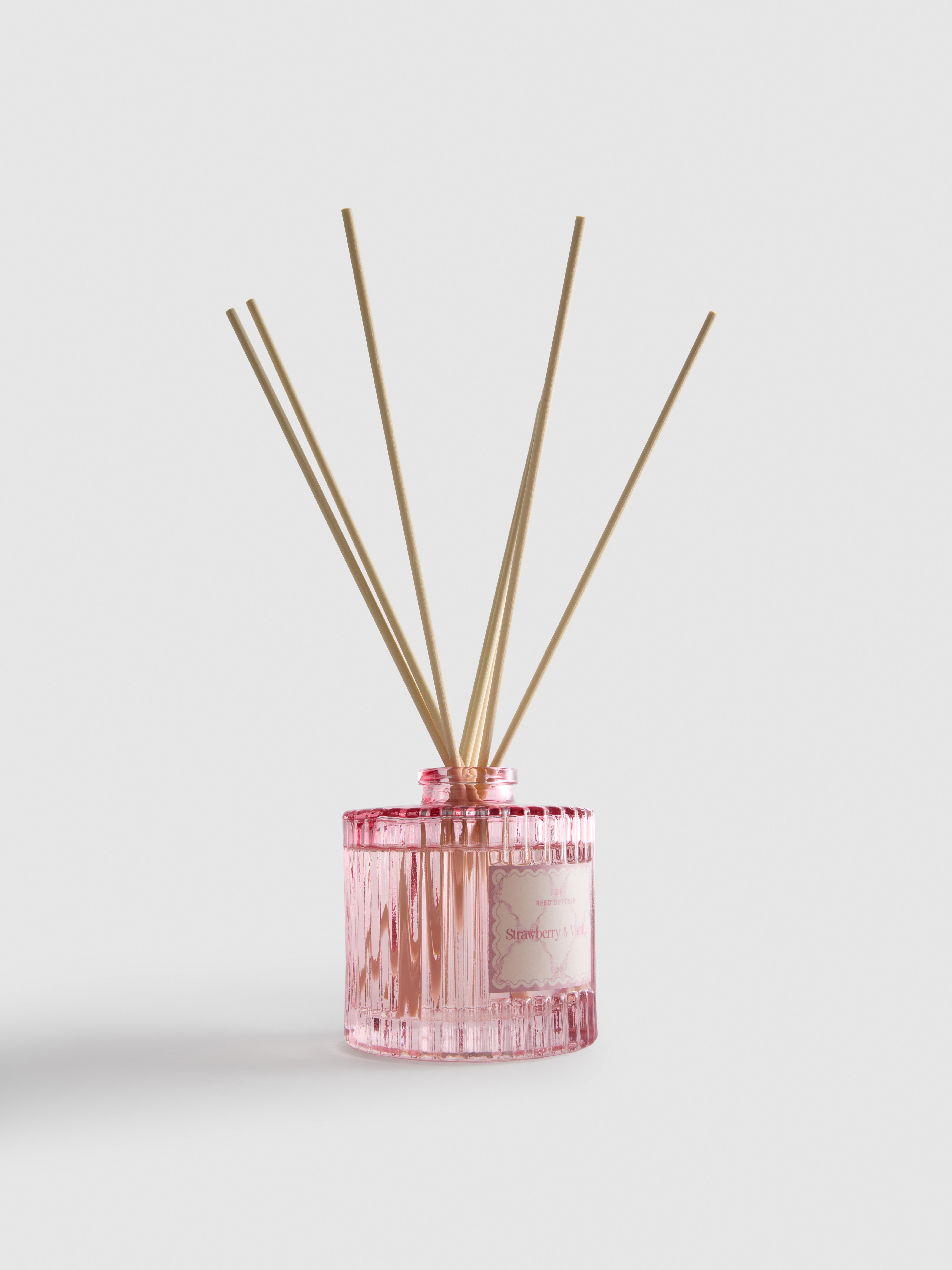 Vonný rákosový difuzér ve vroubkované nádobě