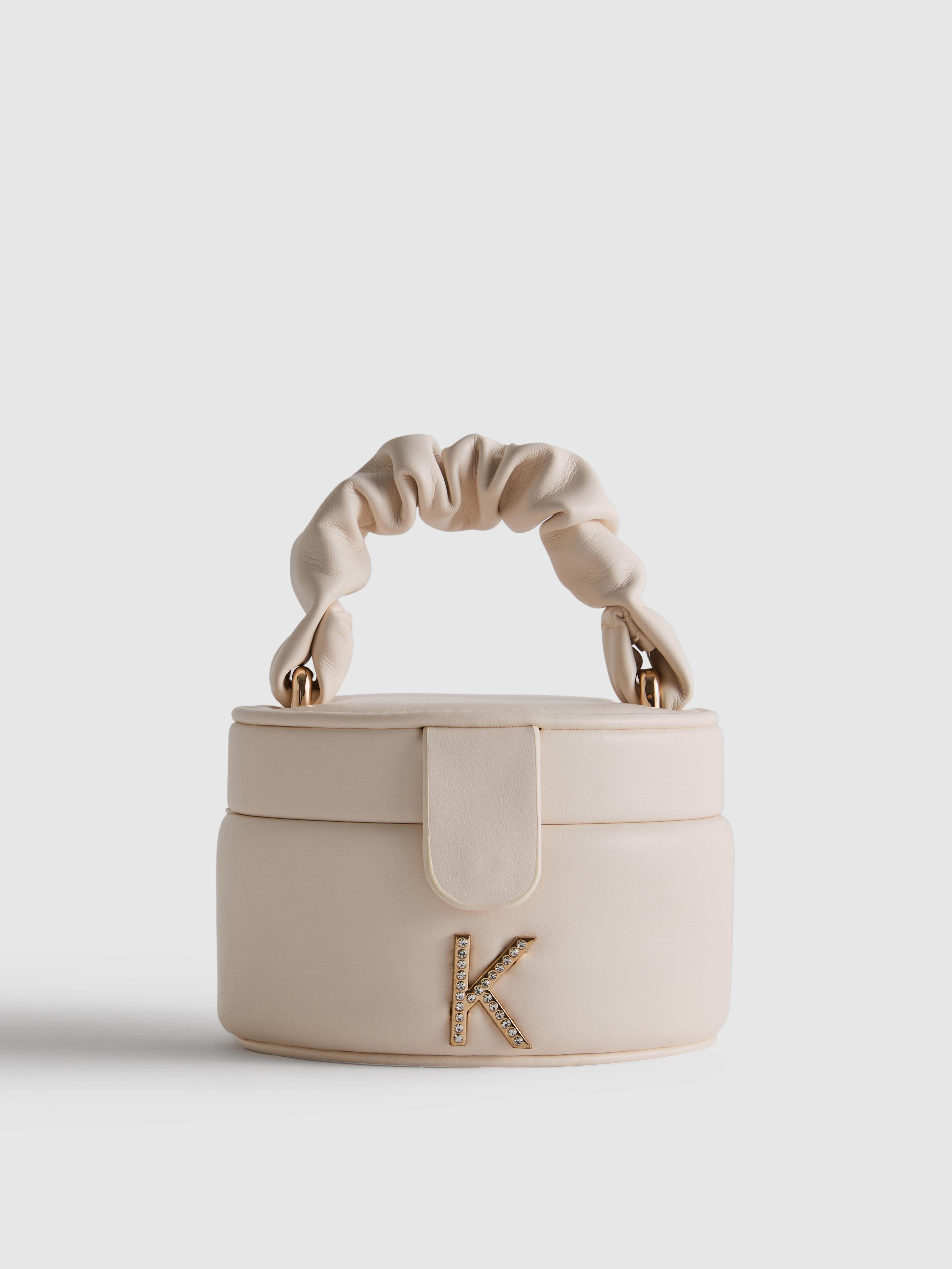 Škatla za nakit z naborki in začetnico