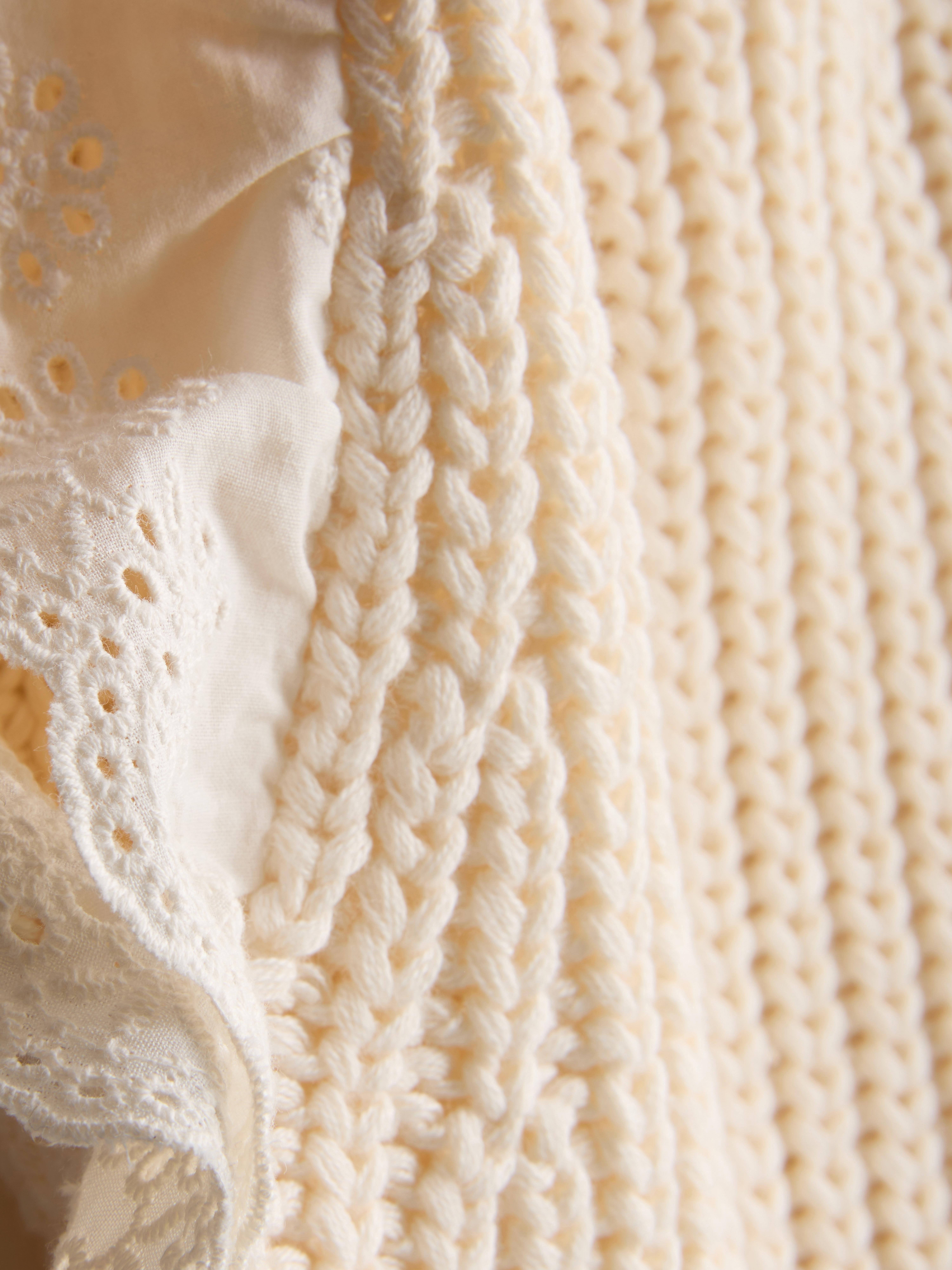 1,5–8 let | Pleten brezrokavnik z angleško vezenino