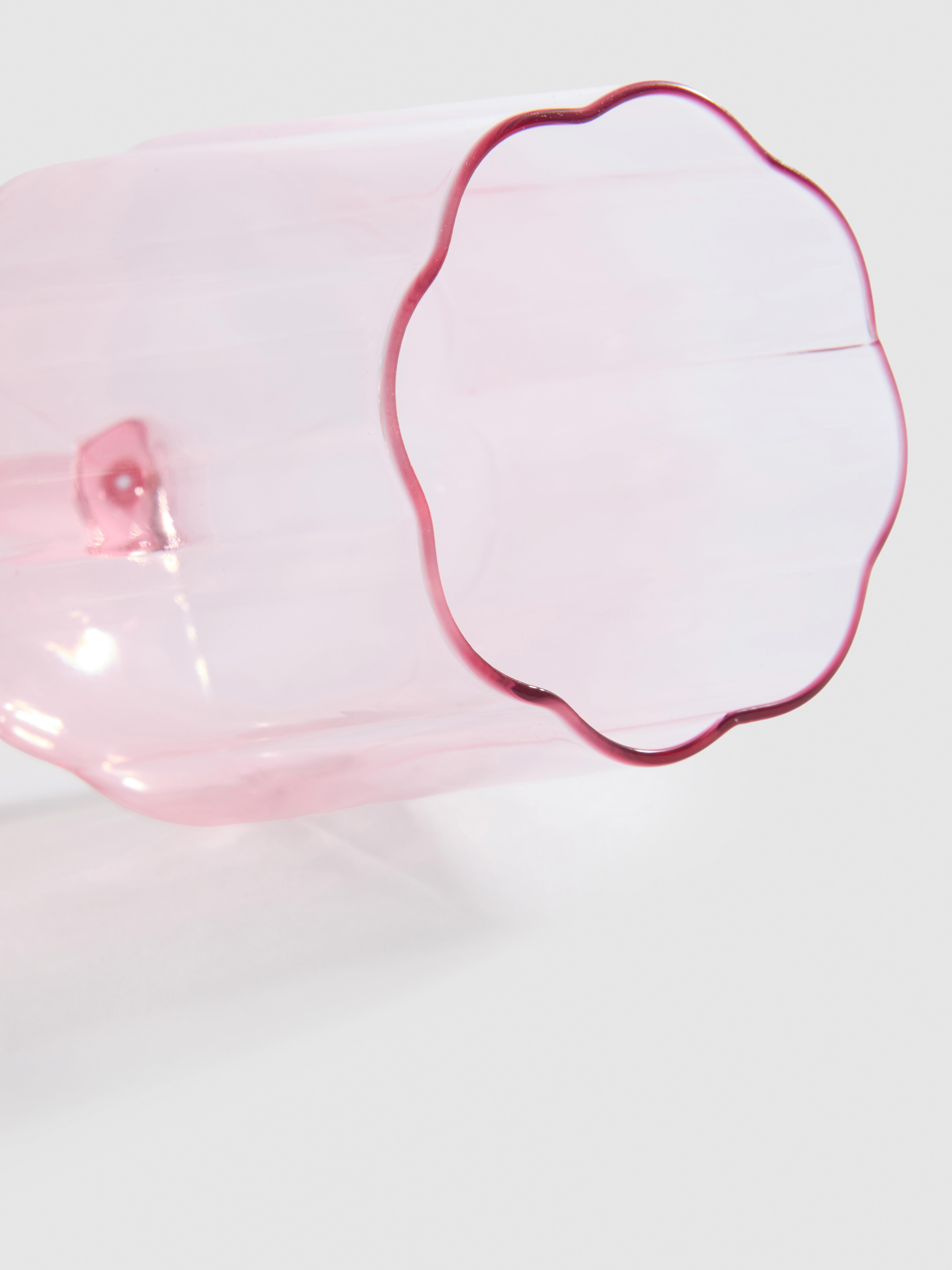 Gekleurd wijnglas met geschulpte rand