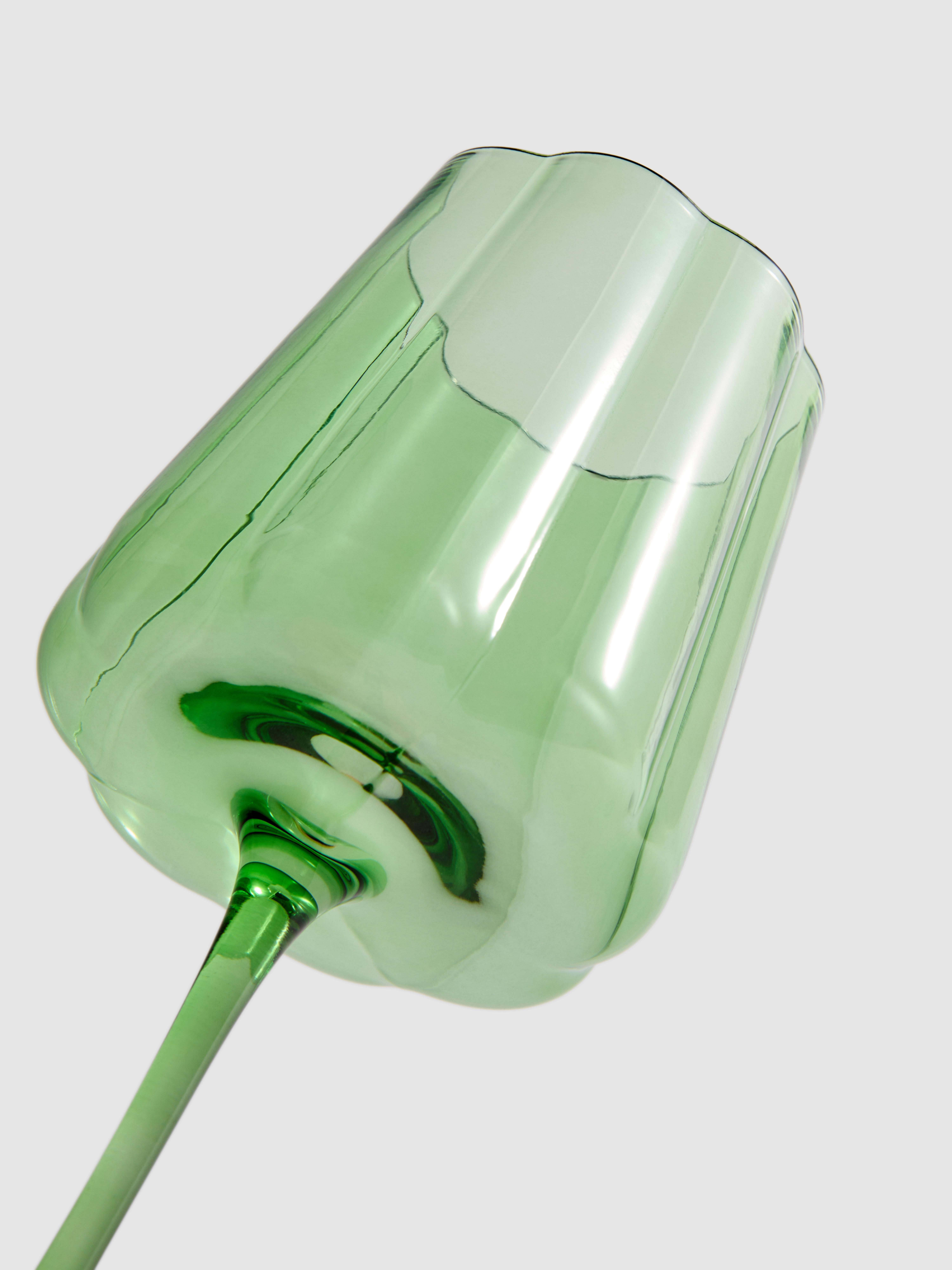 Gekleurd wijnglas met geschulpte rand