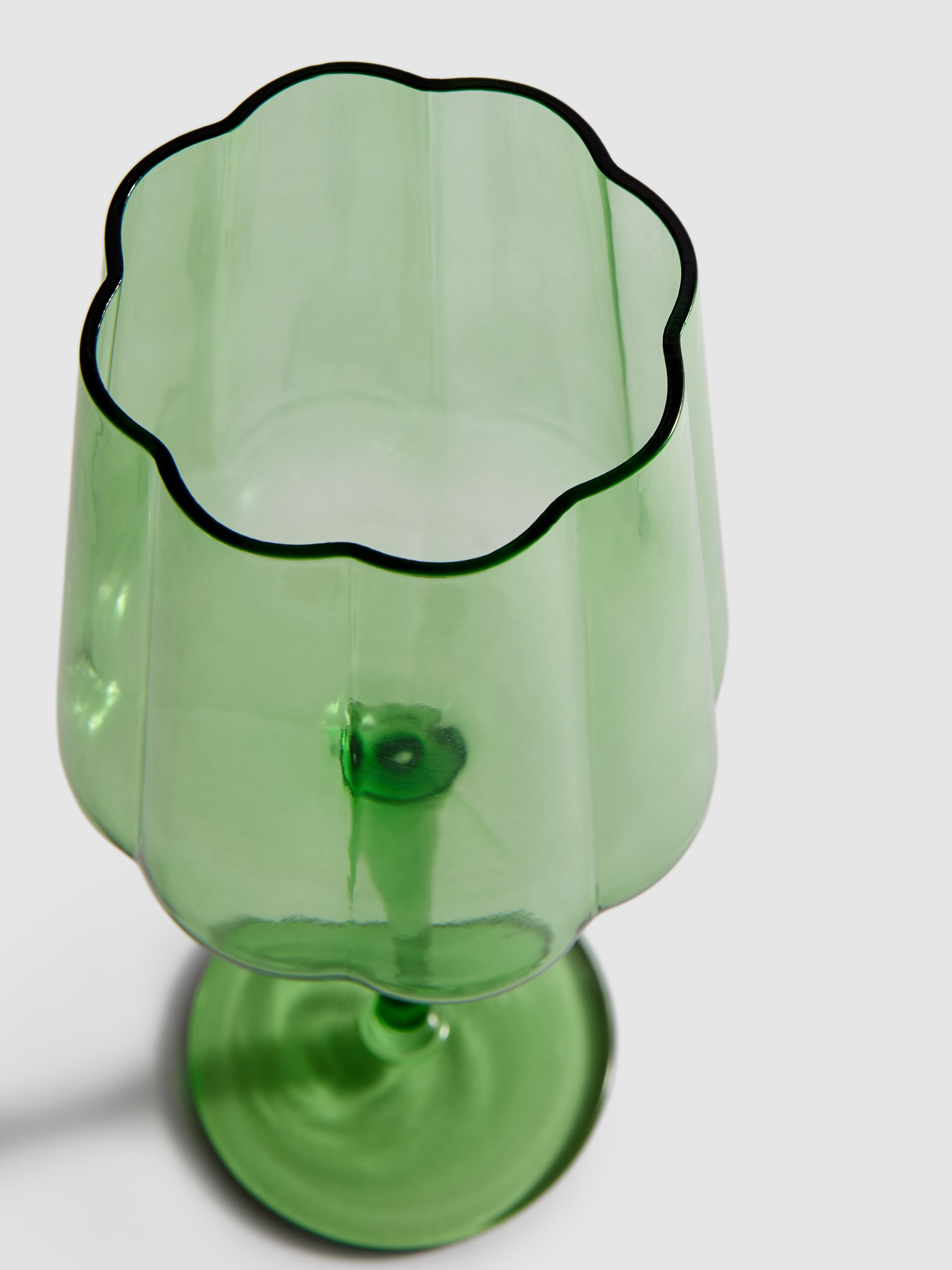 Gekleurd wijnglas met geschulpte rand