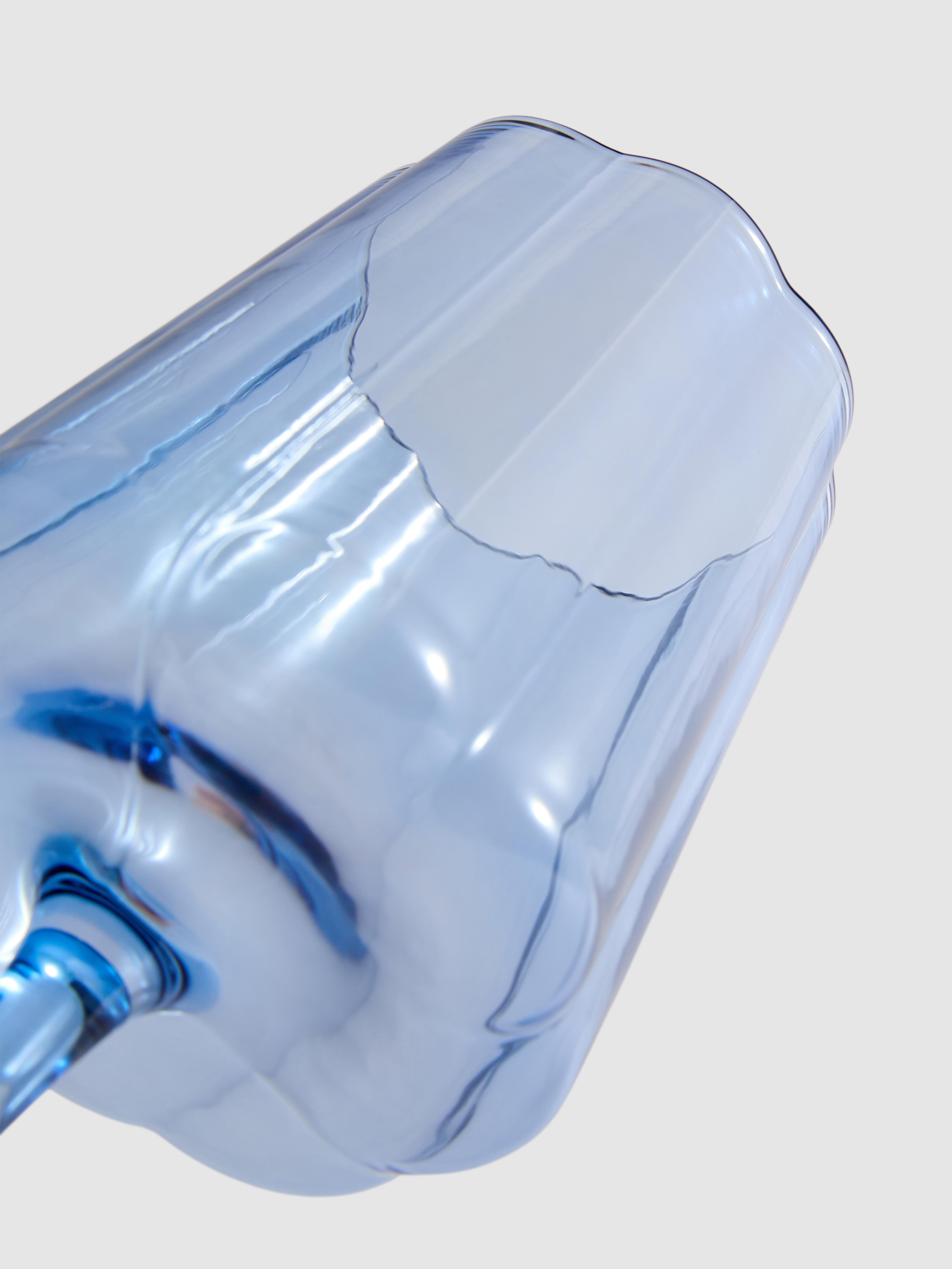 Gekleurd wijnglas met geschulpte rand