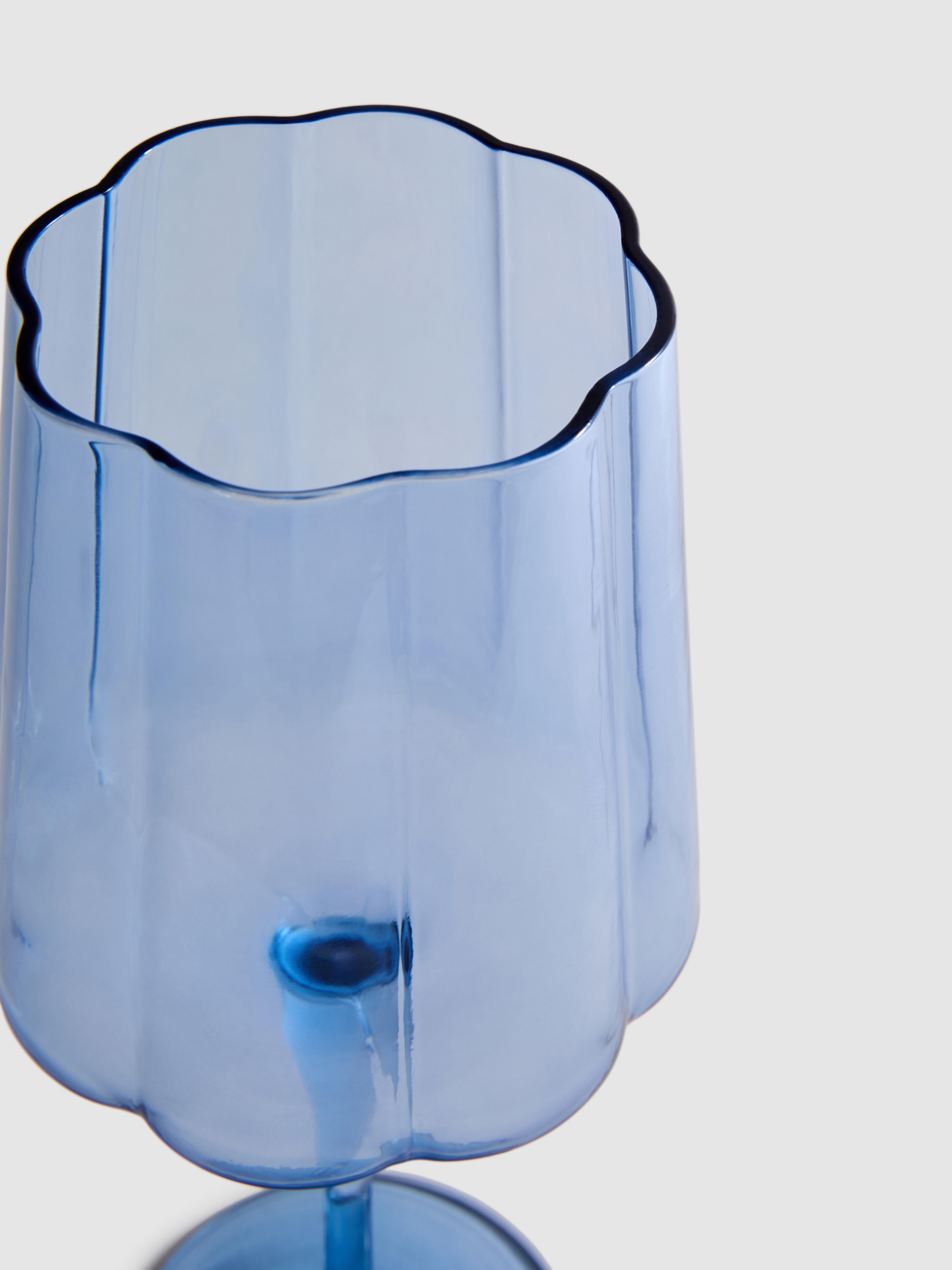 Gekleurd wijnglas met geschulpte rand