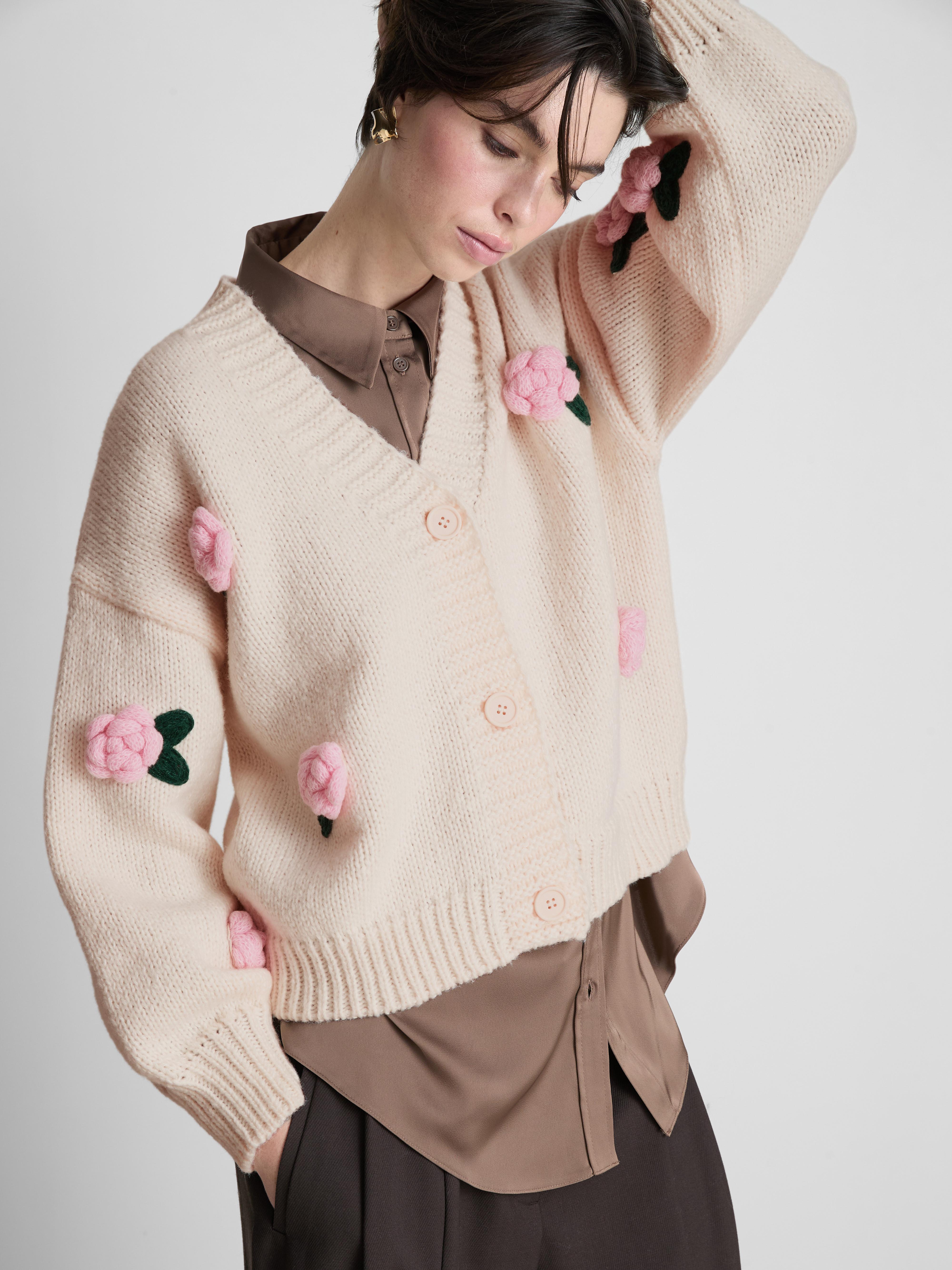 Gebreid vest met geborduurde 3D-bloemen