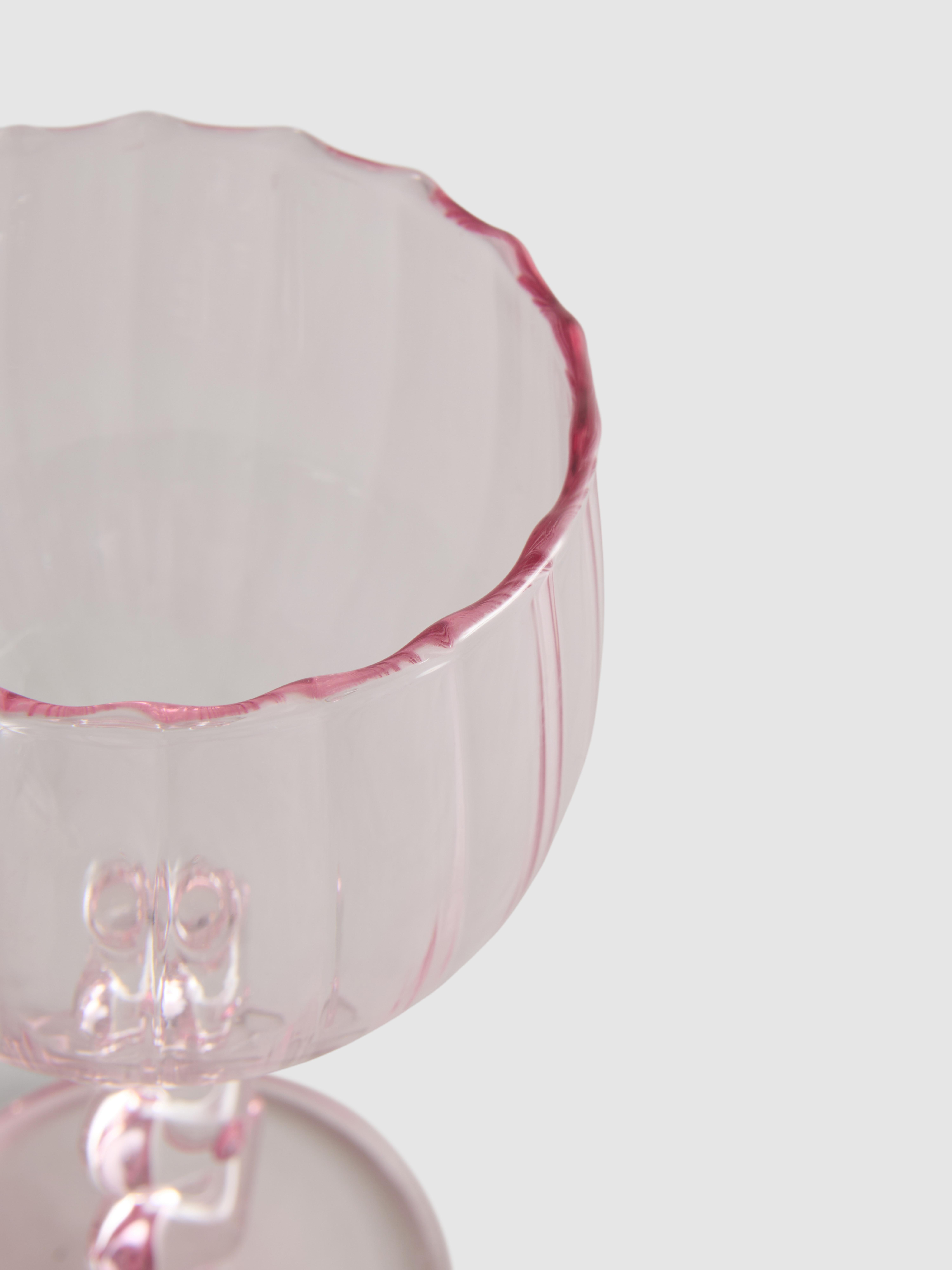 Karbowany kieliszek do wina z motywem serc na nóżce