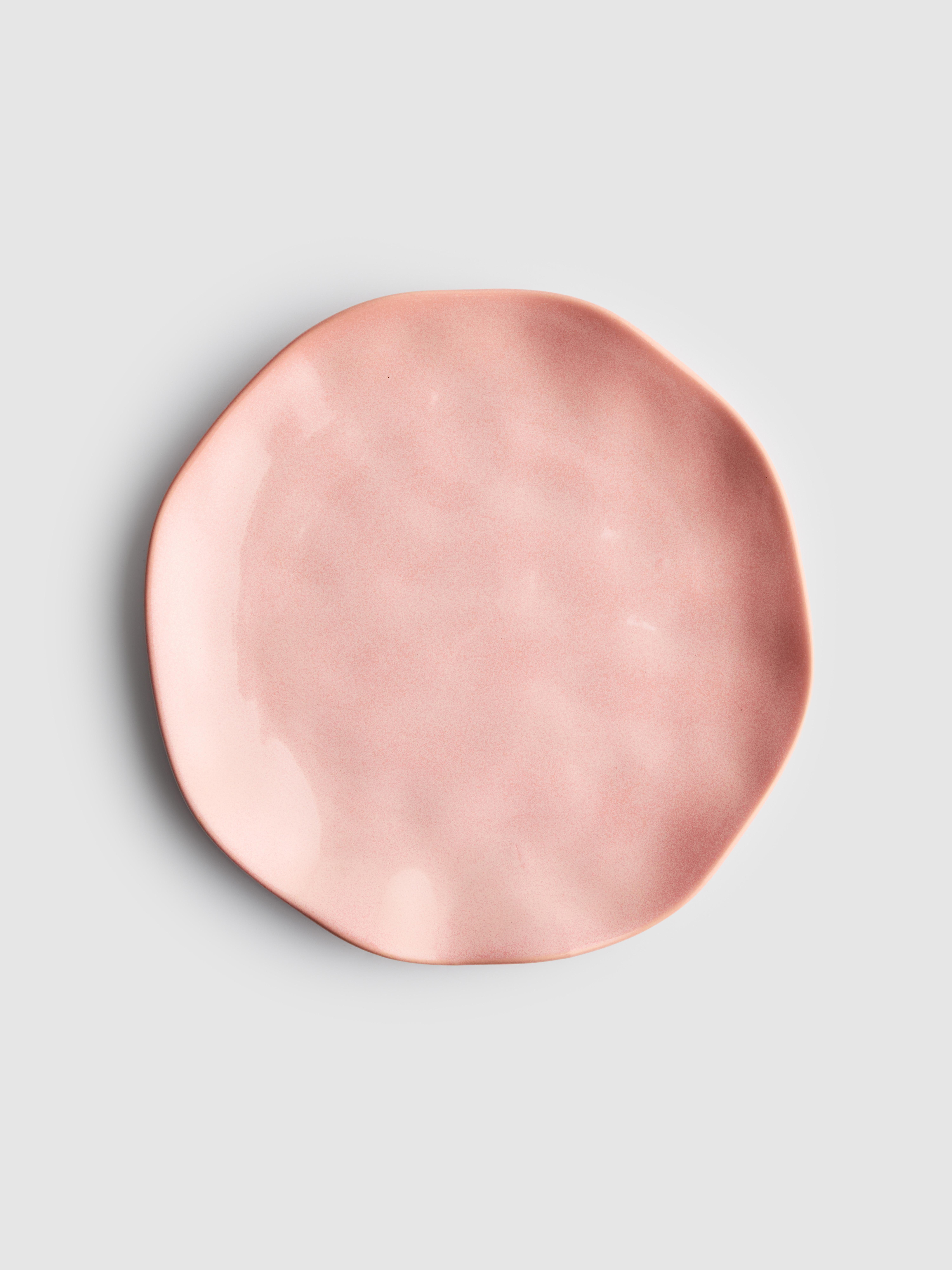 Keramik-Essteller mit gehämmerter Oberfläche