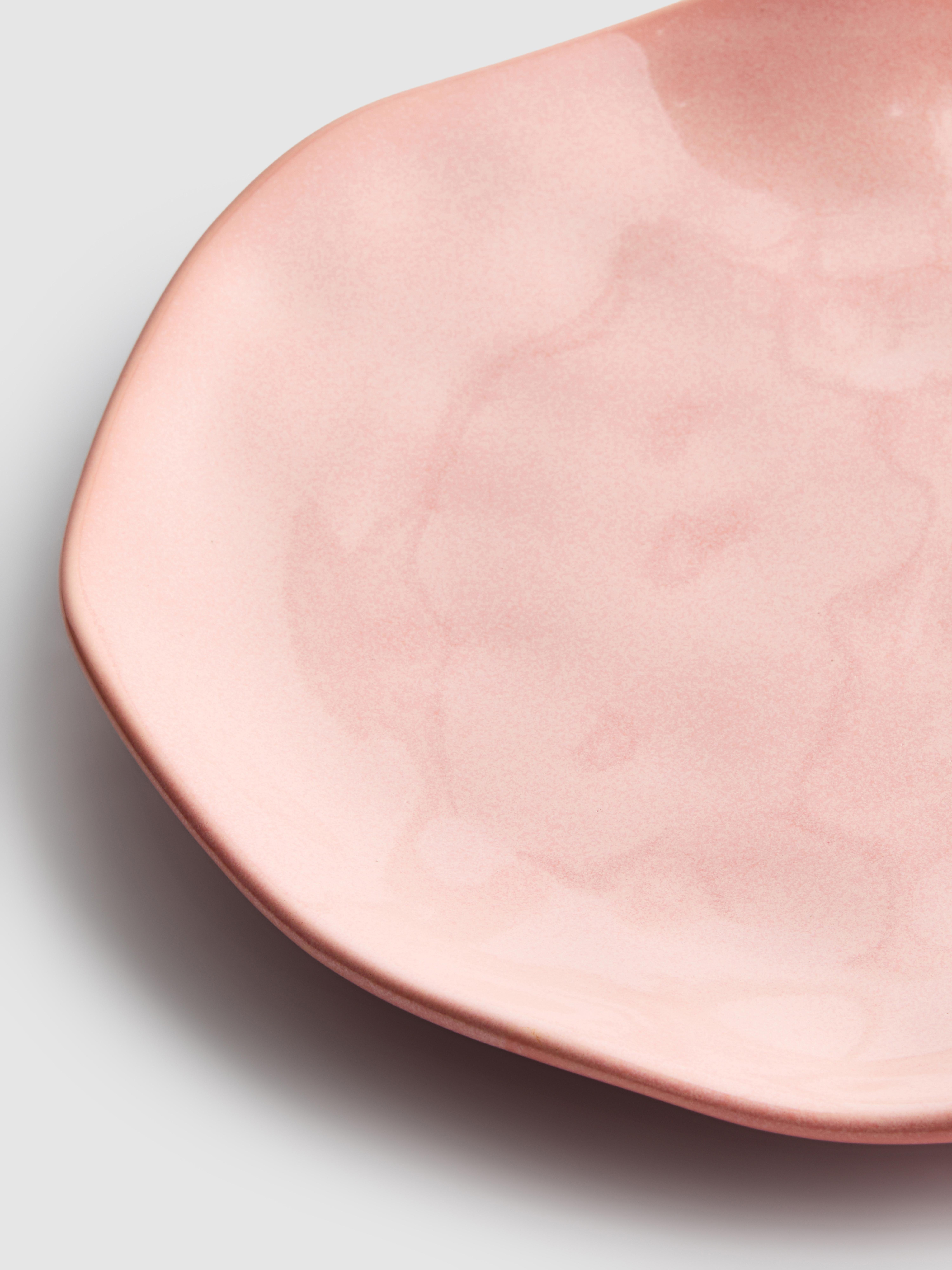 Keramični plitvi krožnik z reliefno površino