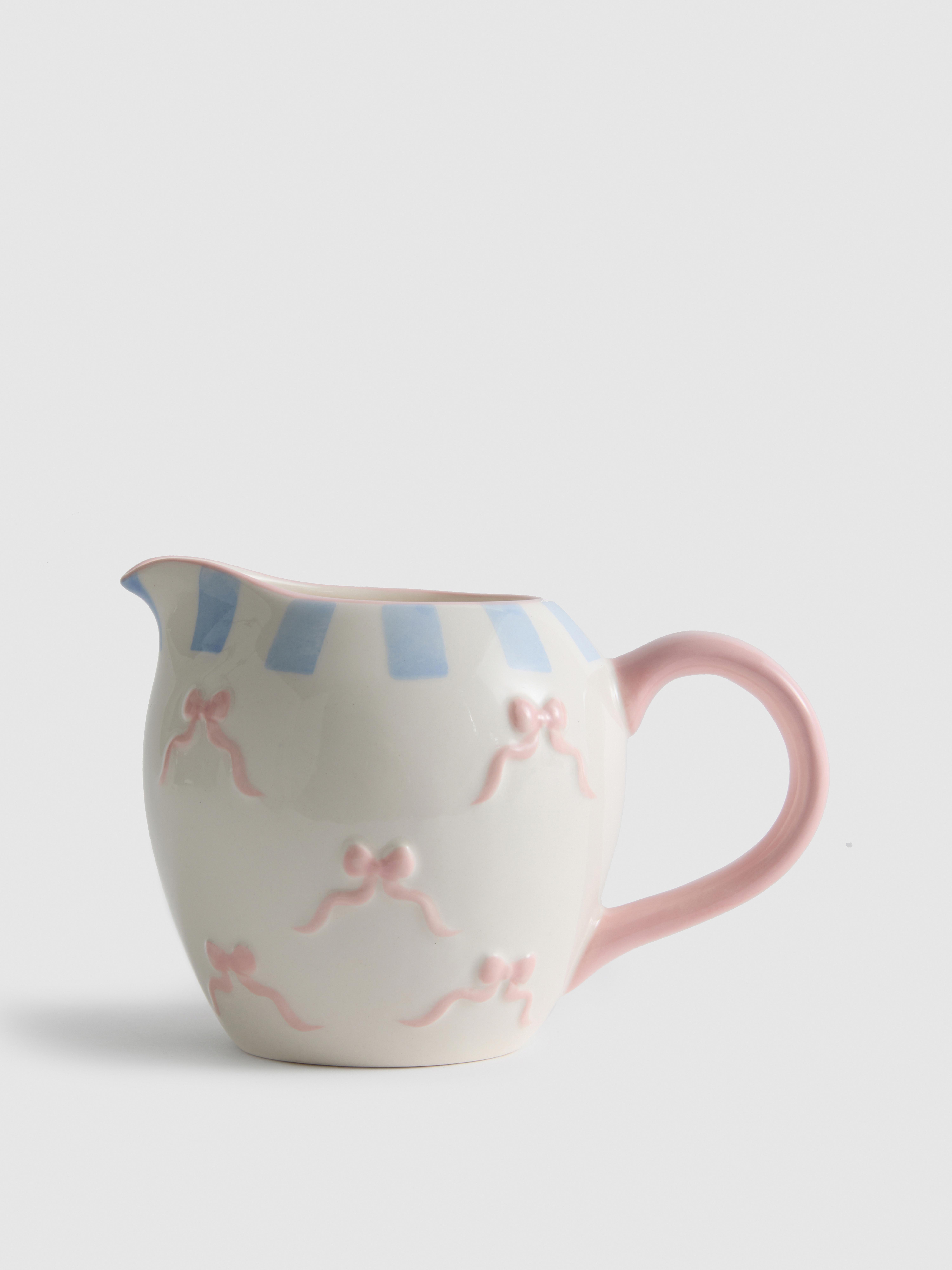 Milchkännchen mit geprägtem Schleifenmuster