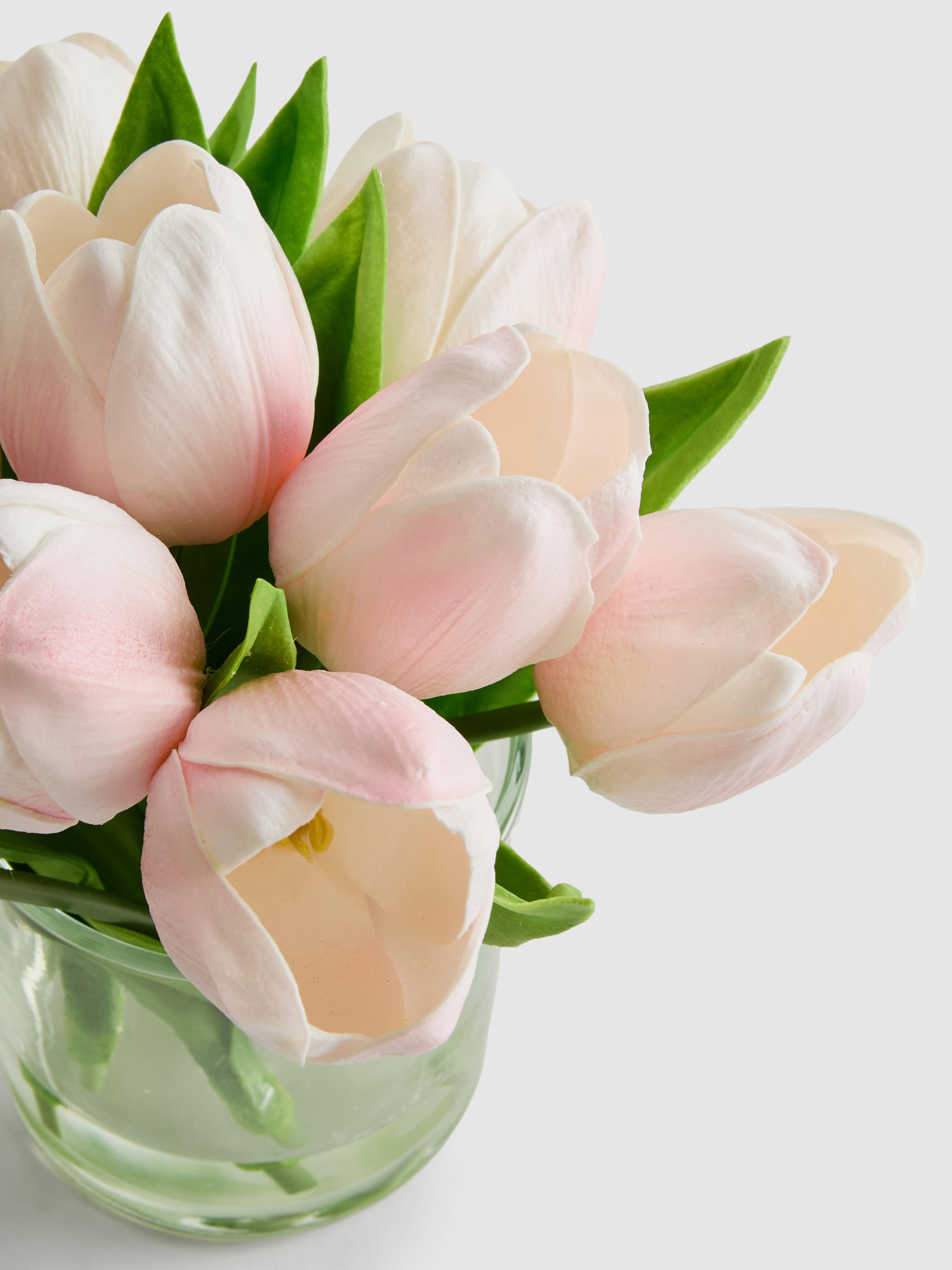 Cvetlični okras iz umetnih tulipanov