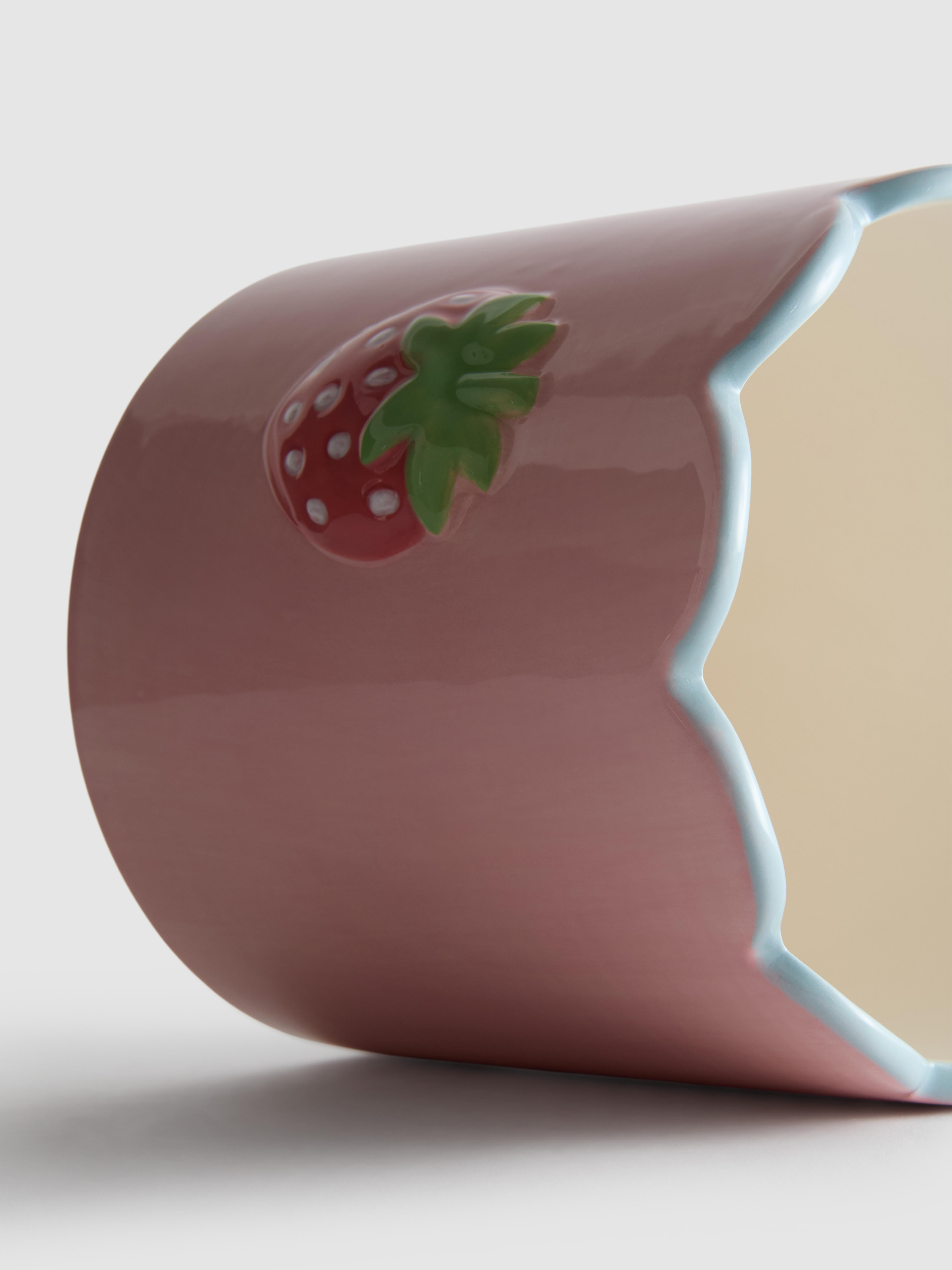 Plantenpot met aardbeienmotief