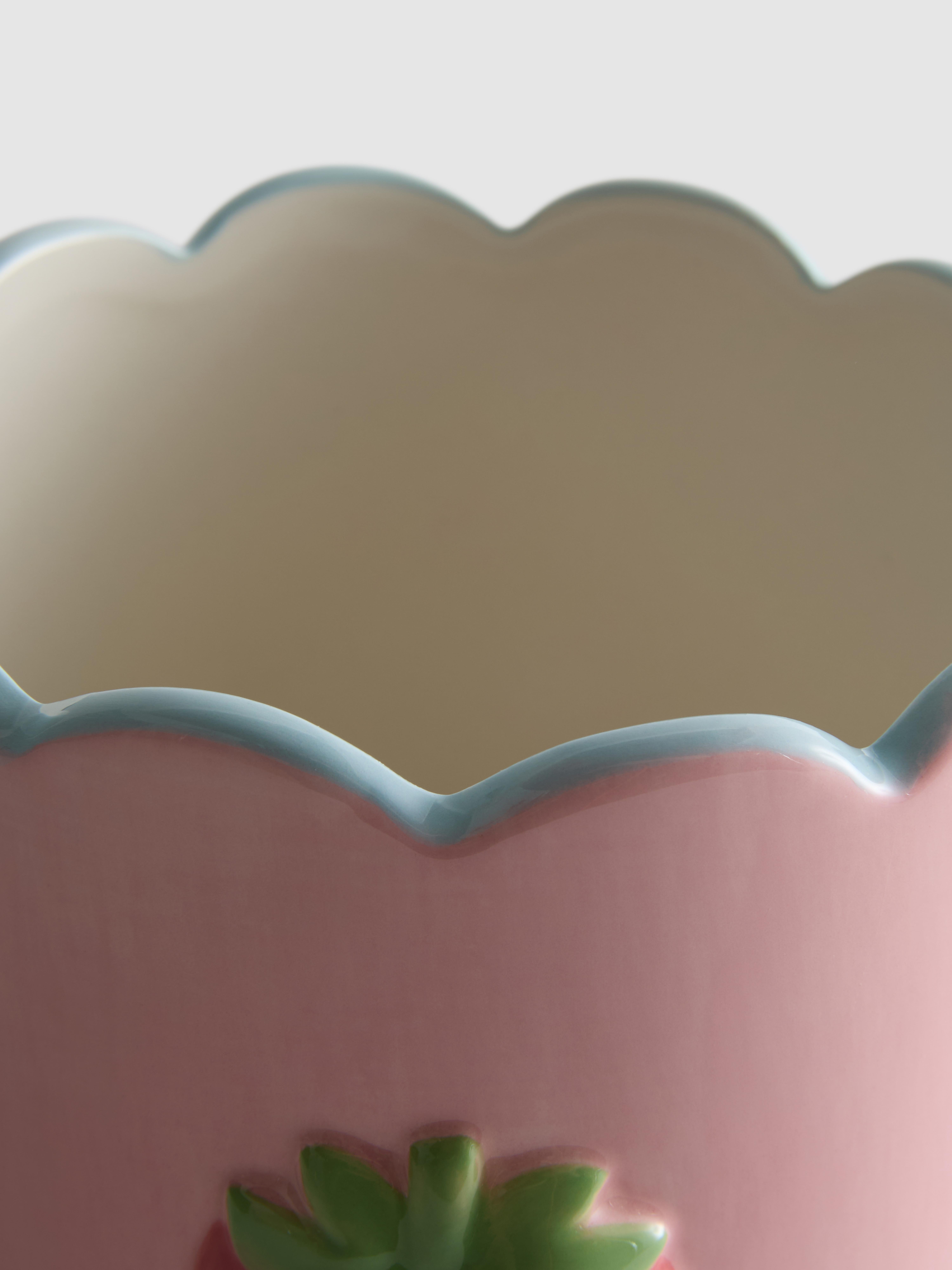 Plantenpot met aardbeienmotief