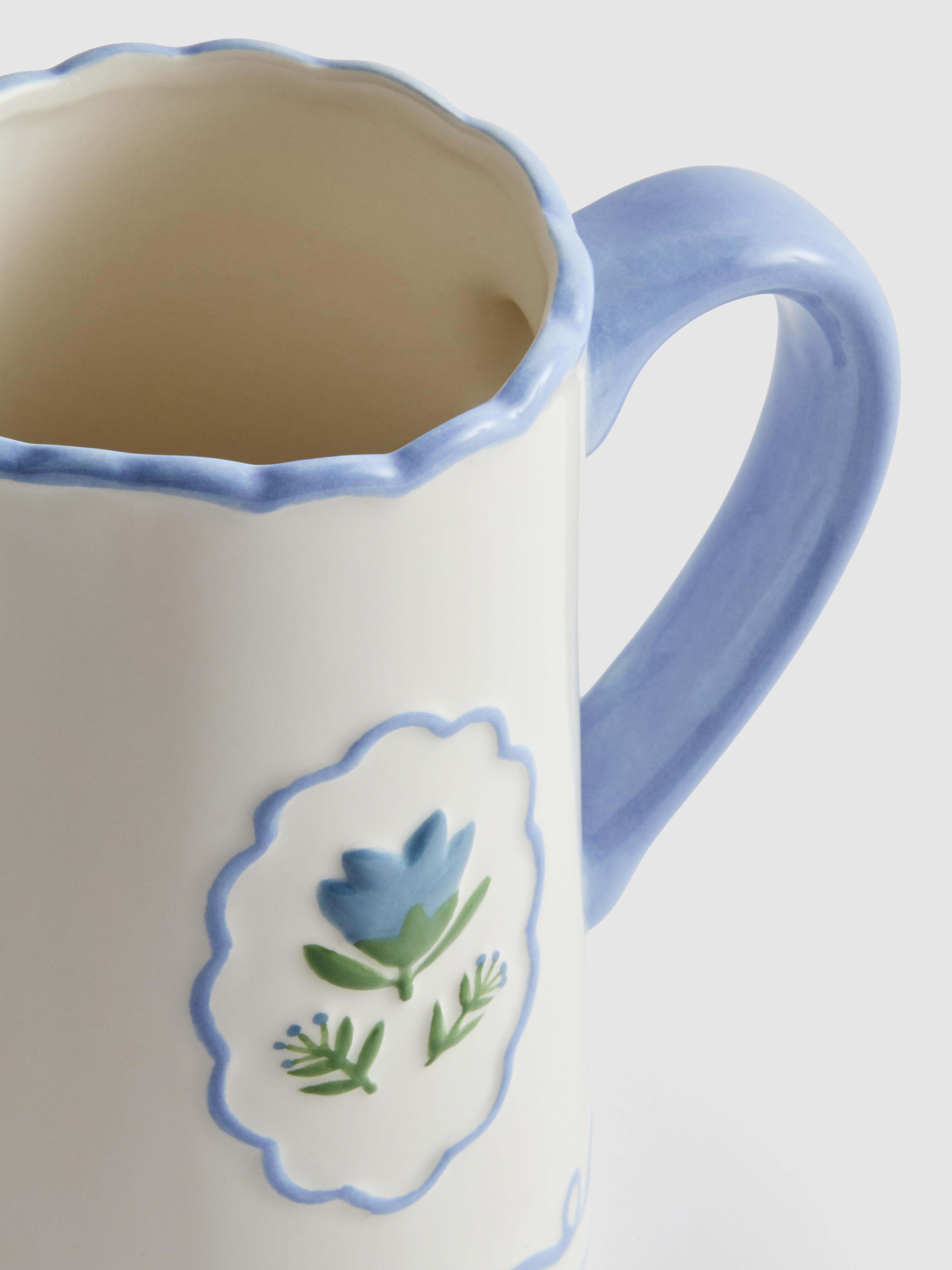 Vroubkovaný květovaný hrnek