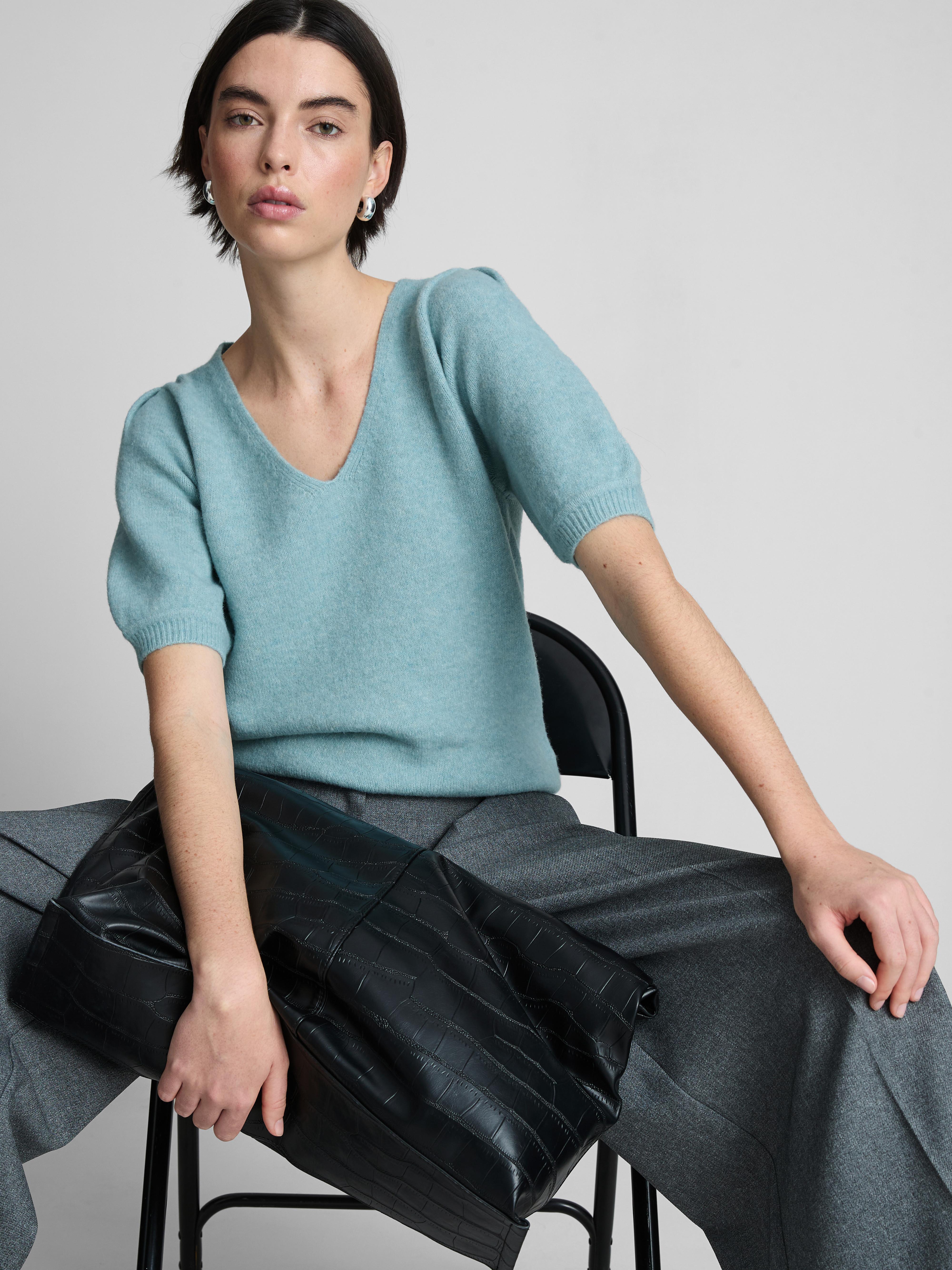 Gebürstetes Strick-T-Shirt mit V-Ausschnitt