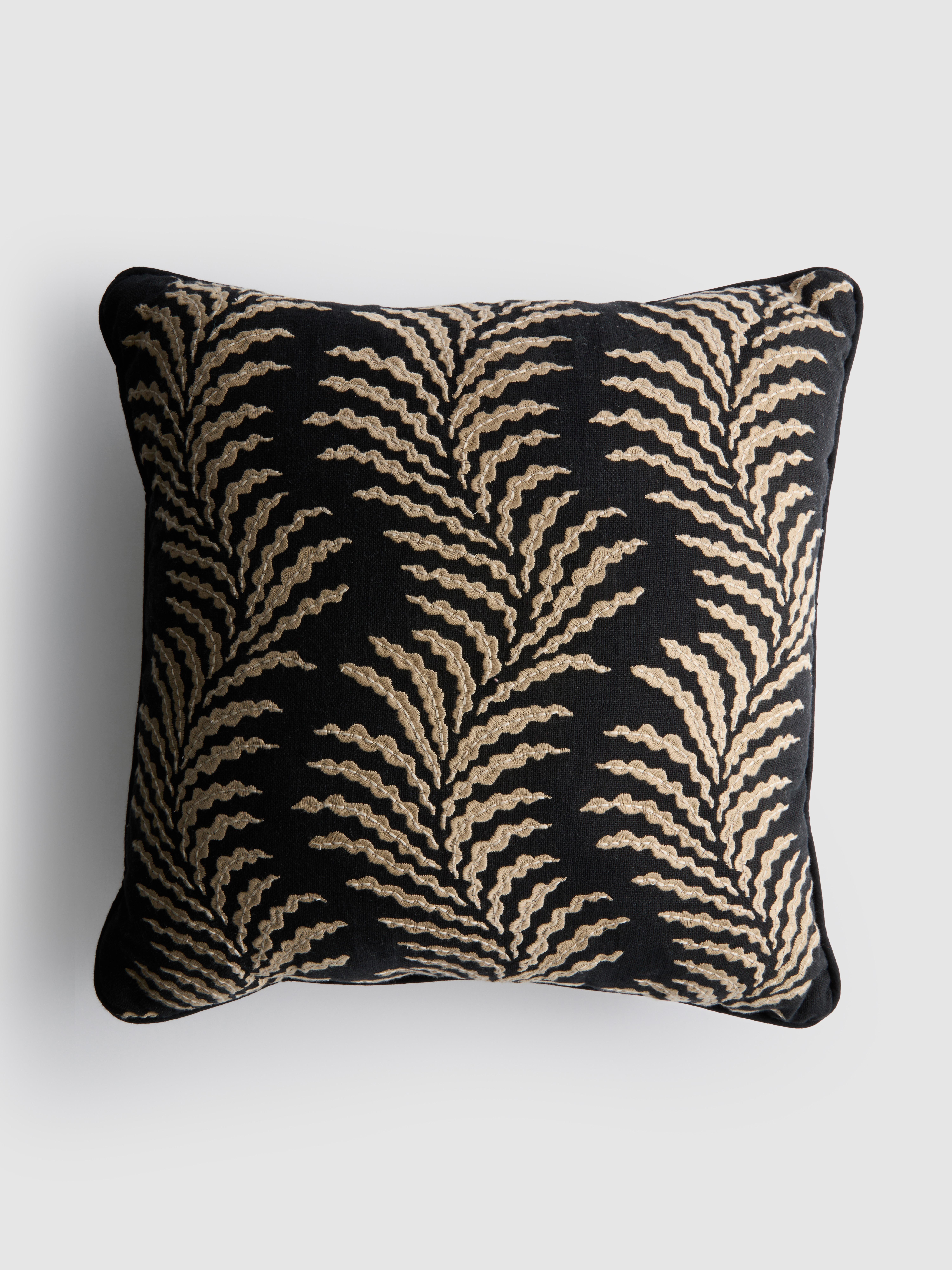 Pernă cu broderie cu frunze