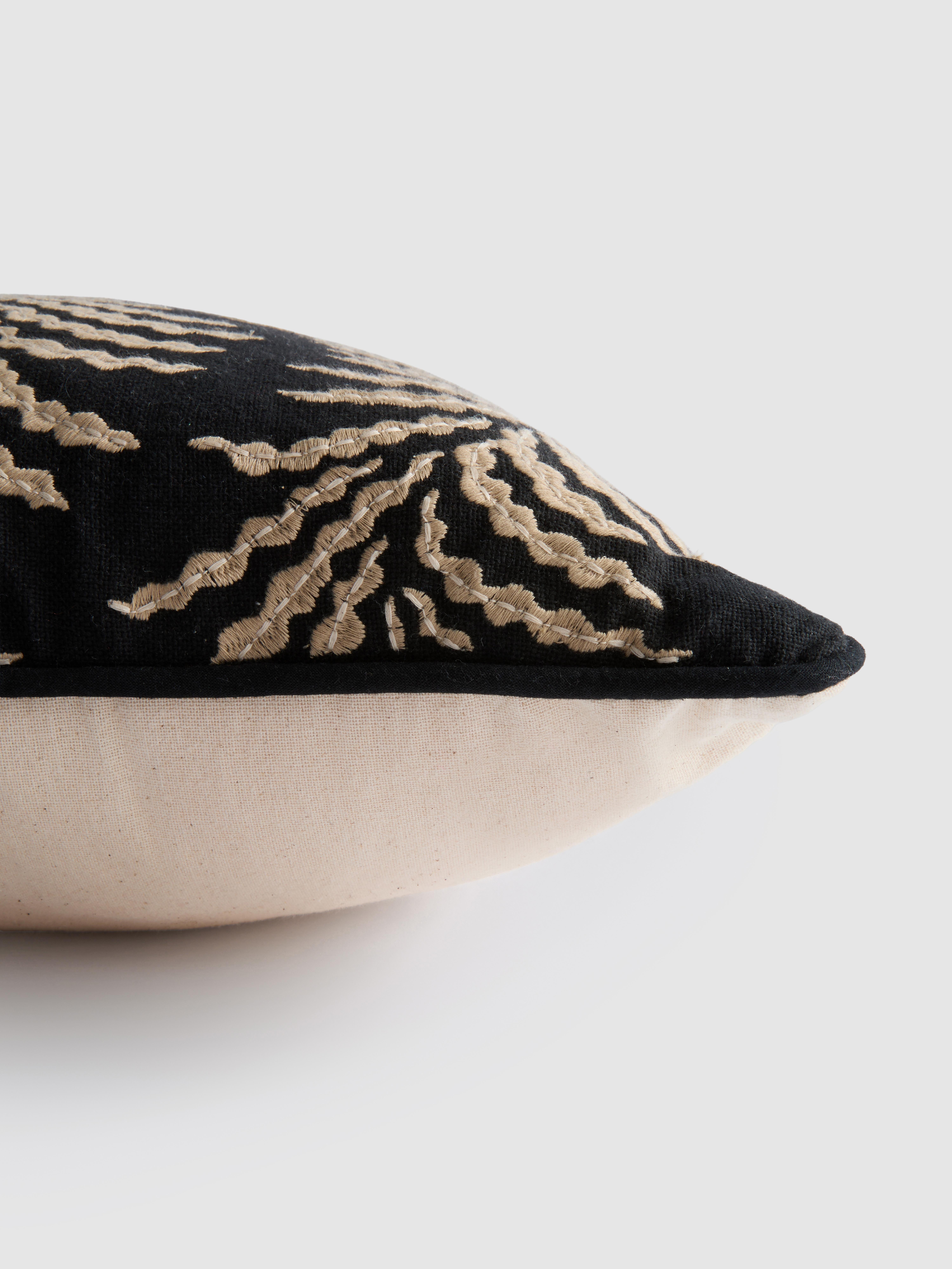 Kussen met geborduurd gebladerte