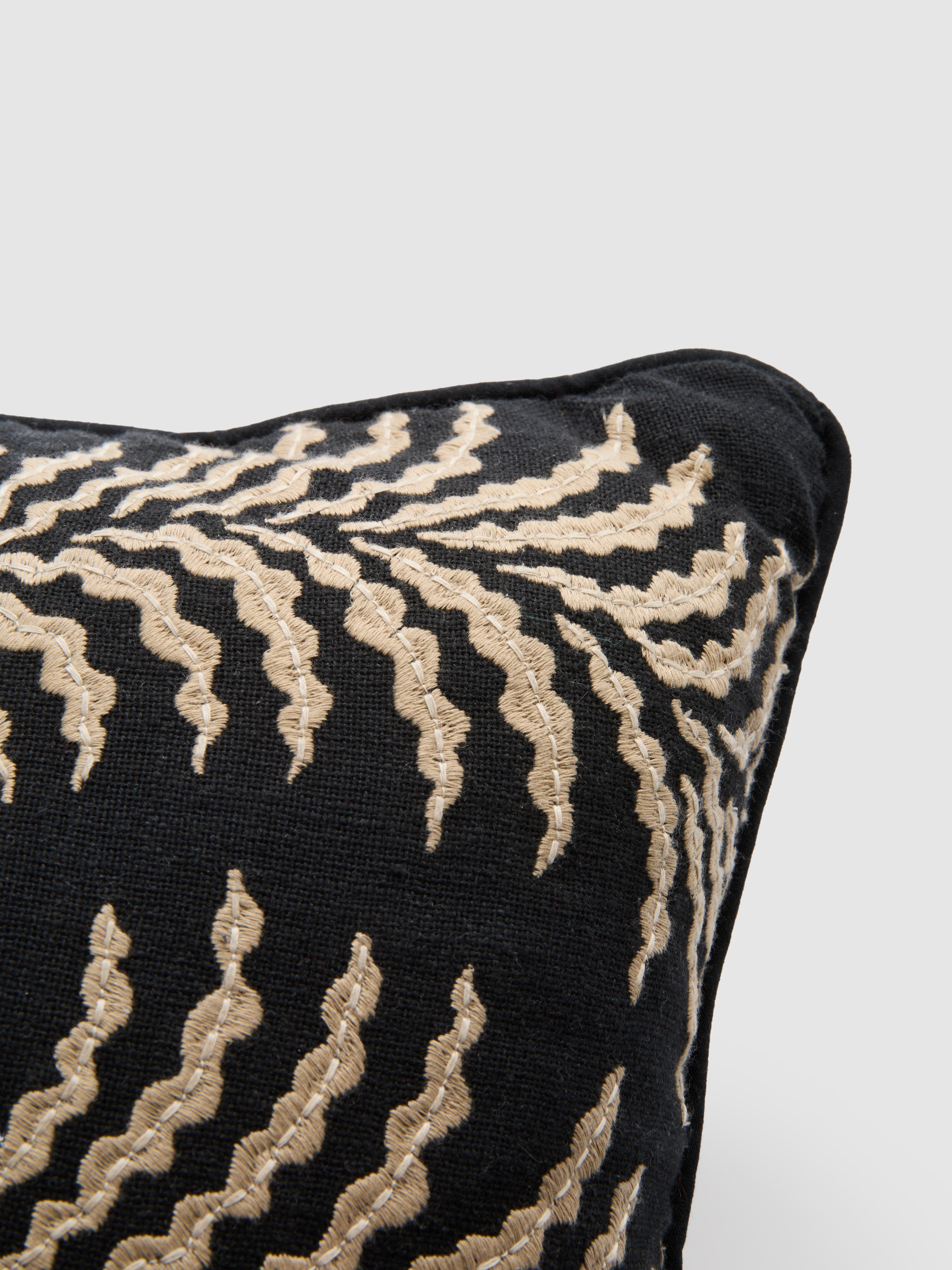 Kussen met geborduurd gebladerte