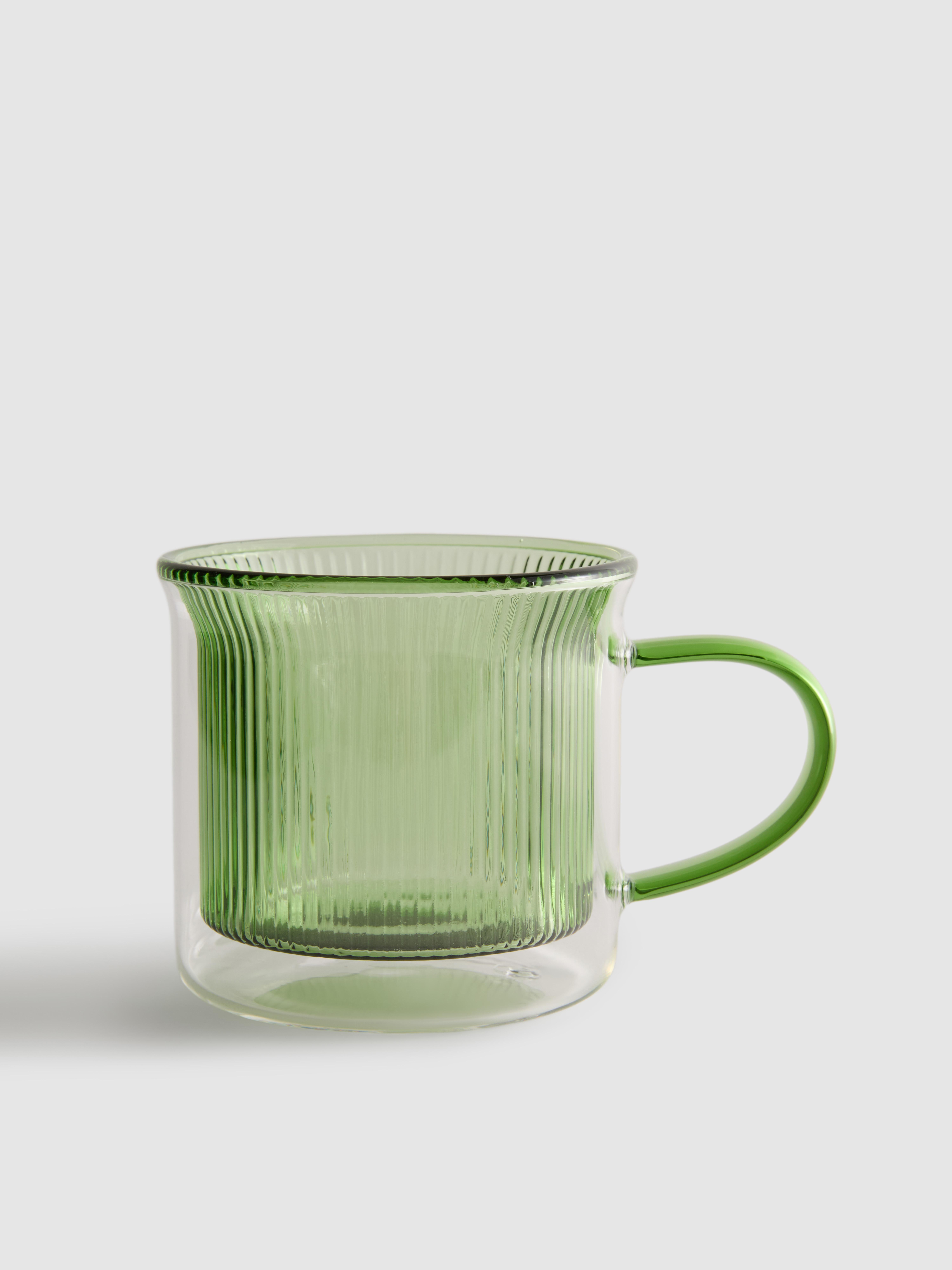 Rebrasta steklena skodelica